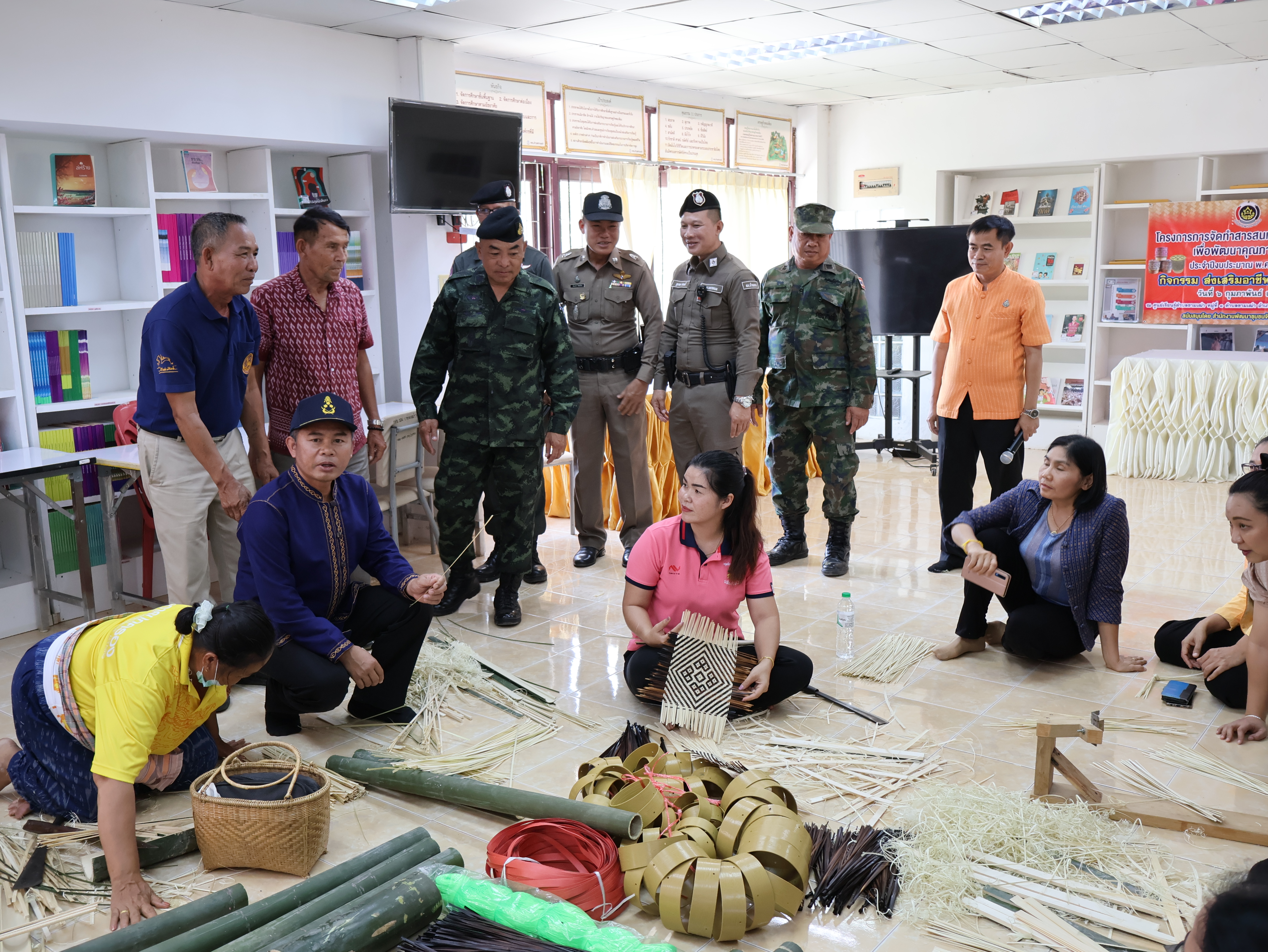 พช.นครพนม ขับเคลื่อนอย่างต่อเนื่อง ในการส่งเสริมอาชีพจักสานไม้ไผ่ ตามโครงการการจัดทำสารสนเทศตำบลต้นแบบเพื่อพัฒนาคุณภาพชีวิต