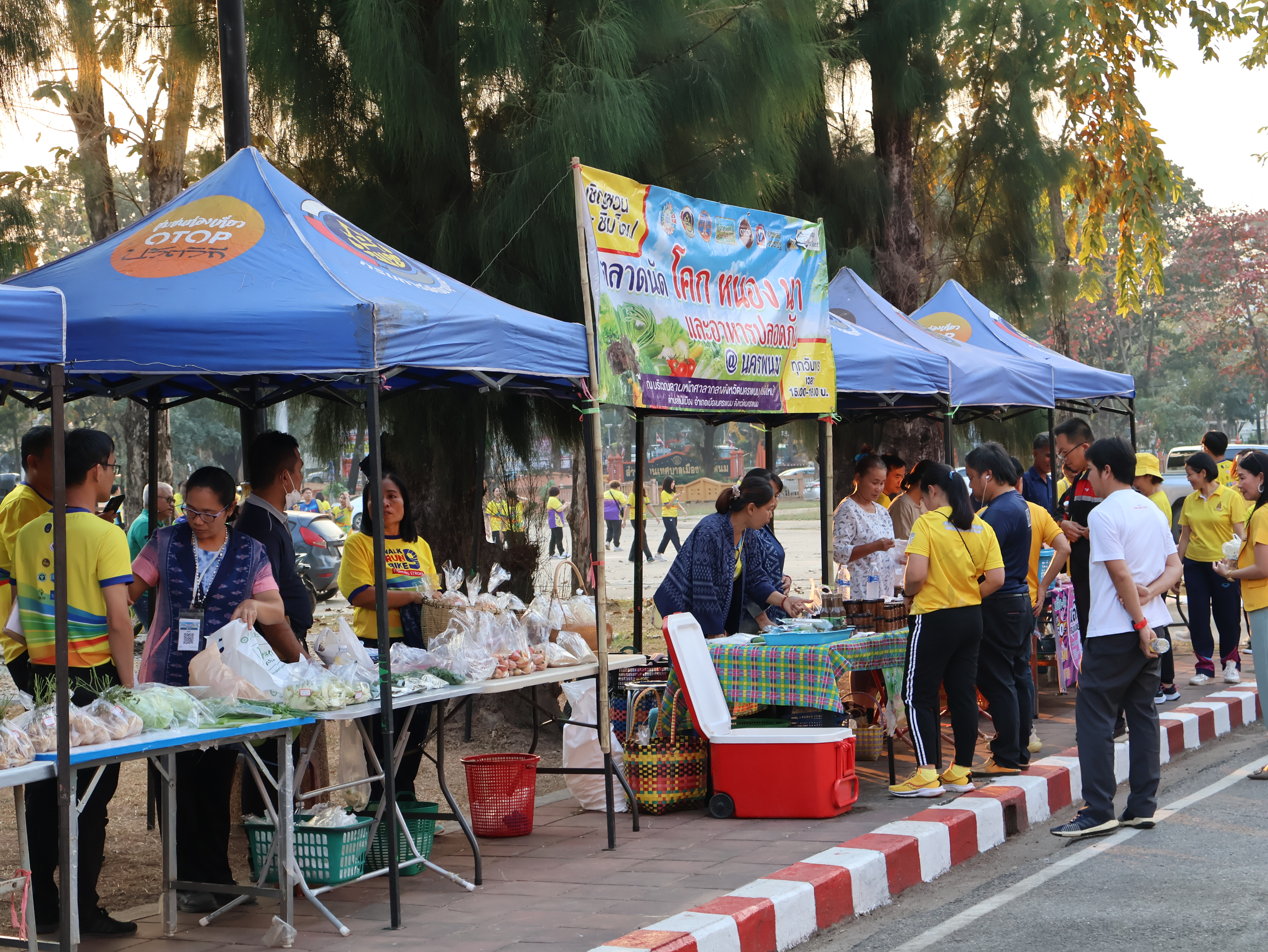 นครพนม   จัดแสดงและจำหน่ายผลผลิต โคก หนอง นา “ตลาดนัดโคก หนอง นา และอาหารปลอดภัย” สู่ความยั่งยืน