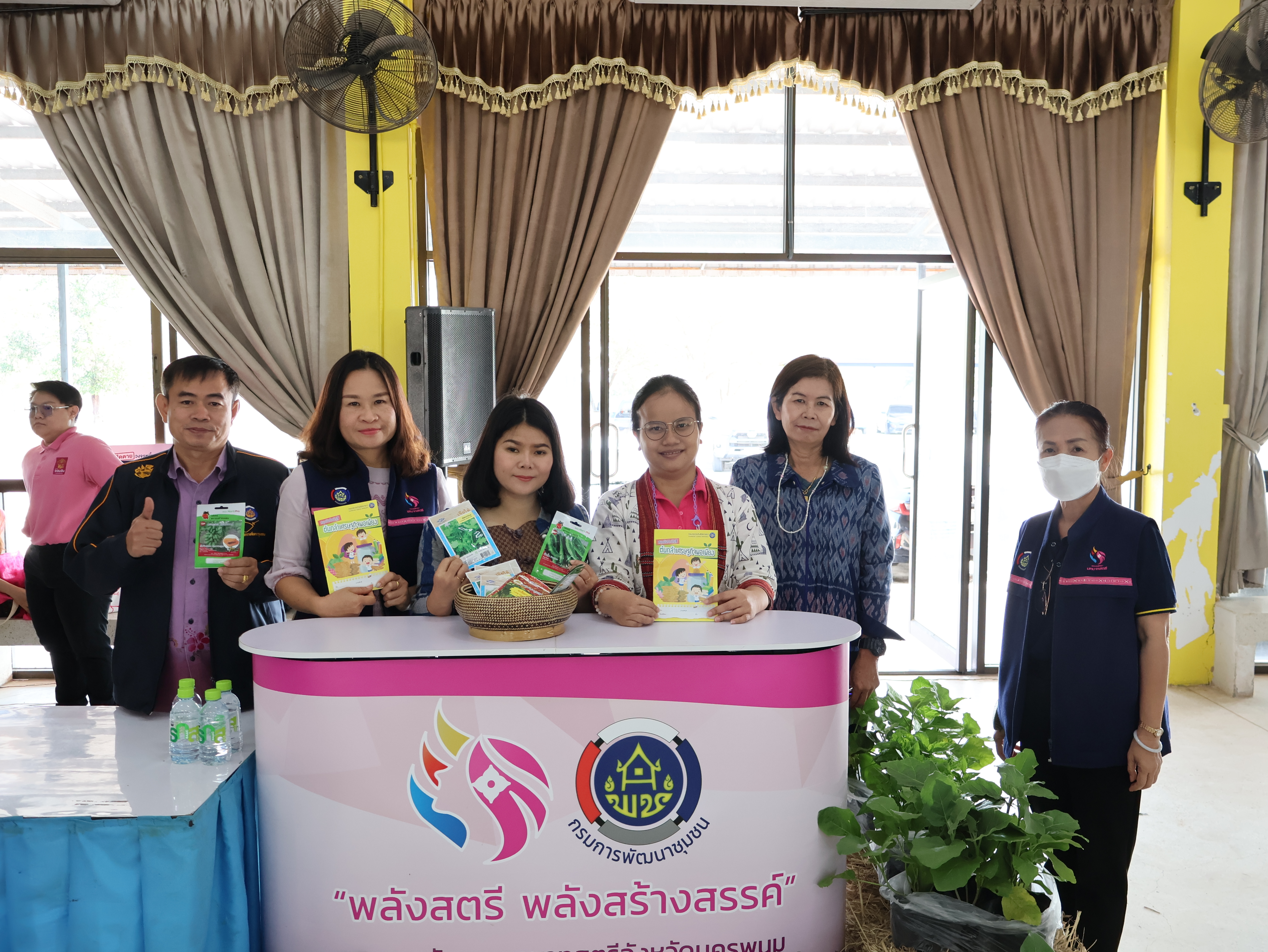 พช.นครพนม  ร่วมจัดกิจกรรม “ตลาดนัดแก้หนี้”เปิดพื้นที่ให้ลูกหนี้ เจ้าหนี้ และสถาบันการเงิน ไกล่เกลี่ย ประนีประนอม ให้ความช่วยเหลือ แนะนำ และให้คำปรึกษาทางกฎหมาย
