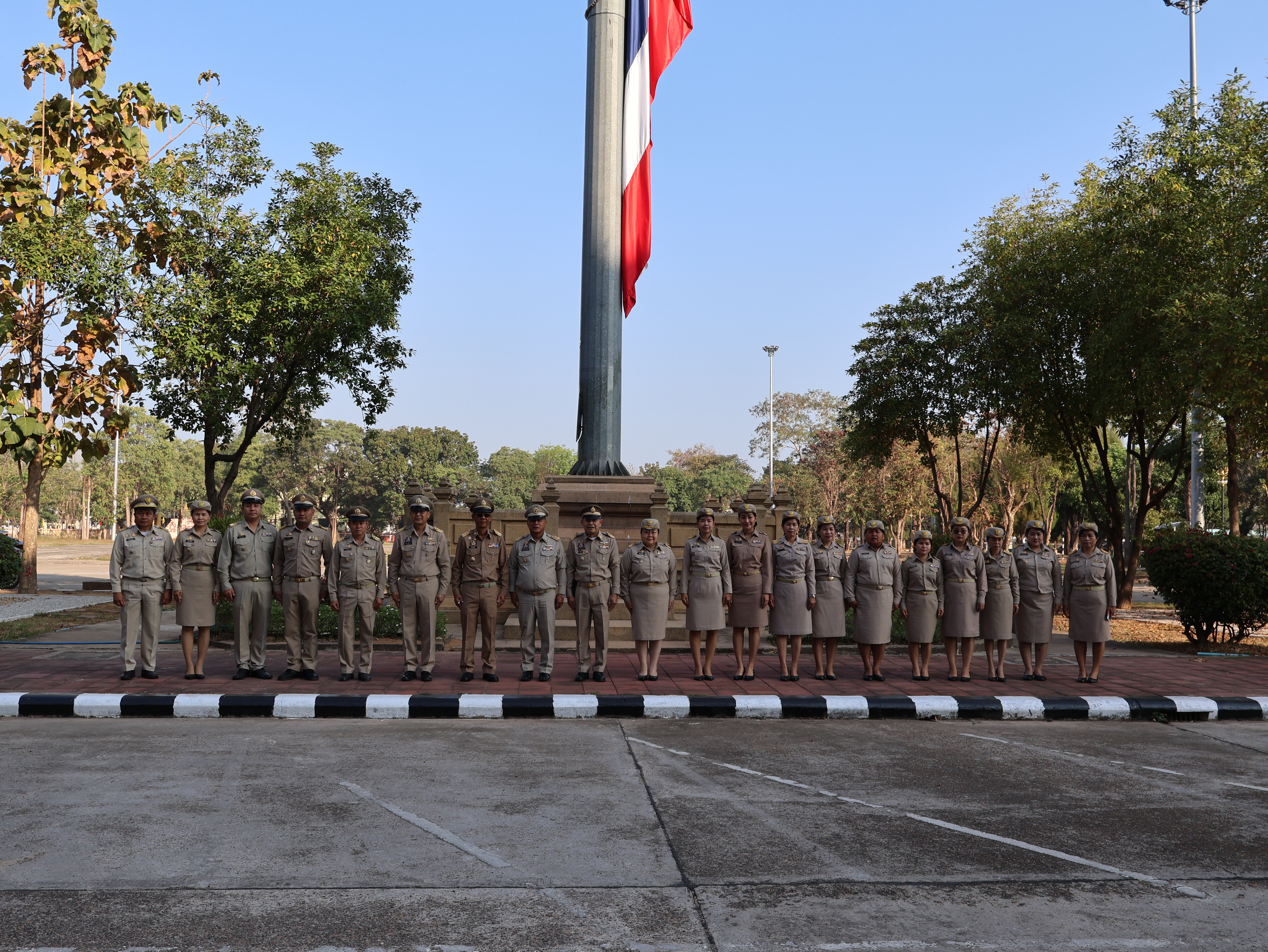 พช.นครพนม   ร่วมกิจกรรมเคารพธงชาติ สวดมนต์ไหว้พระ สร้างสำนึกรักและภาคภูมิใจในชาติไทย