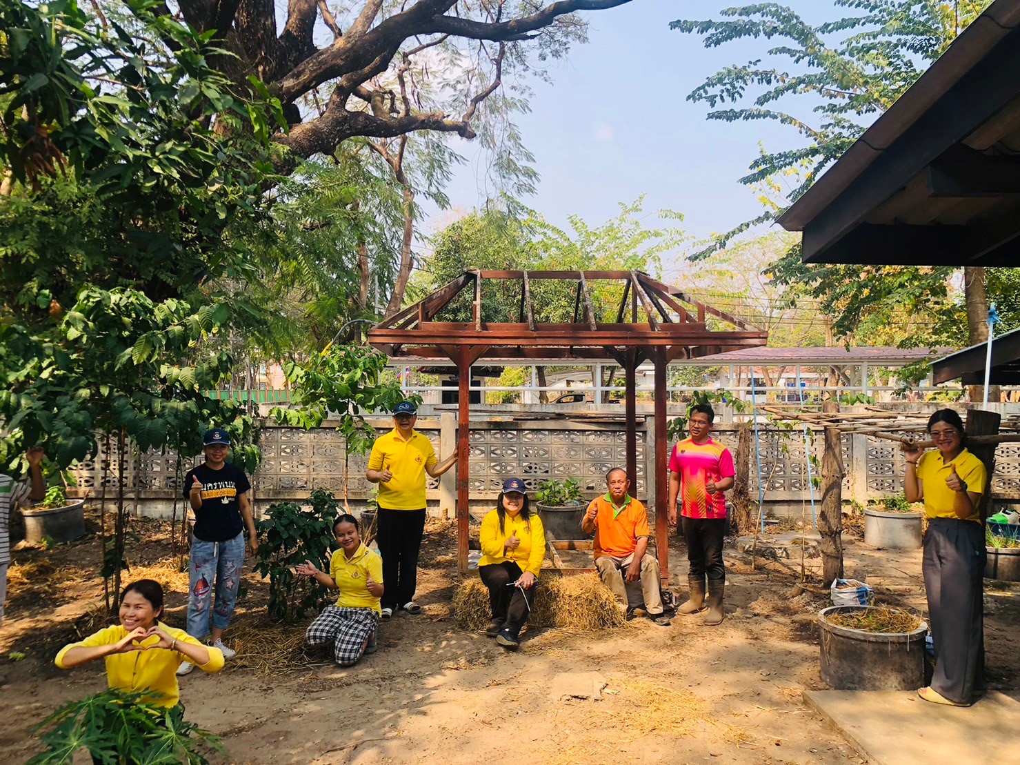 พช. นครพนม สานพลังความต่อเนื่องปฏิบัติการตามแนวพระราชดำริฯ ปลูกผักสวนครัวเพื่อสร้างความมั่นคงทางอาหาร สู่ชุมชนเข้มแข็ง  ส่งเสริมการพึ่งพาตนเอง ลดรายจ่ายภายในครัวเรือน