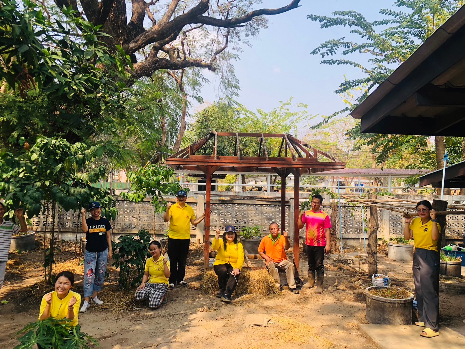 พช. นครพนม สานพลังความต่อเนื่องปฏิบัติการตามแนวพระราชดำริฯ ปลูกผักสวนครัวเพื่อสร้างความมั่นคงทางอาหาร สู่ชุมชนเข้มแข็ง  ส่งเสริมการพึ่งพาตนเอง ลดรายจ่ายภายในครัวเรือน