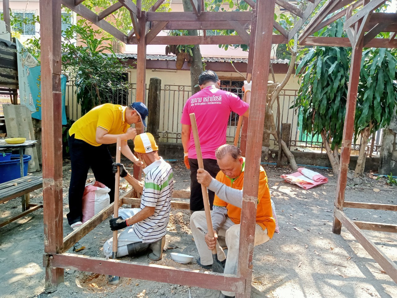 พช. นครพนม สานพลังความต่อเนื่องปฏิบัติการตามแนวพระราชดำริฯ ปลูกผักสวนครัวเพื่อสร้างความมั่นคงทางอาหาร สู่ชุมชนเข้มแข็ง  ส่งเสริมการพึ่งพาตนเอง ลดรายจ่ายภายในครัวเรือน