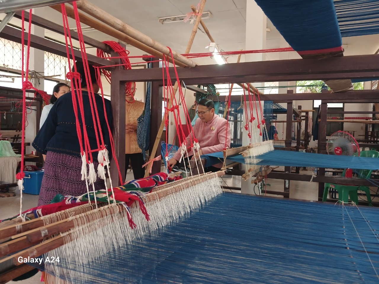พช.นครพนม ตรวจเยี่ยมให้กำลังใจกลุ่มทอผ้าพื้นเมือง และติดตามการดำเนินกิจกรรมโรงเรือนเลี้ยงไหมและโรงเรือนองค์ความรู้หม่อนไหม แปลงฟื้นฟูการปลูกหม่อนเลี้ยงไหม ตามโครงการสืบสานพระราชปณิธาน “นาหว้าโมเดล” ในโอกาสครบรอบ 50  ปี โครงการศิลปาชีพ