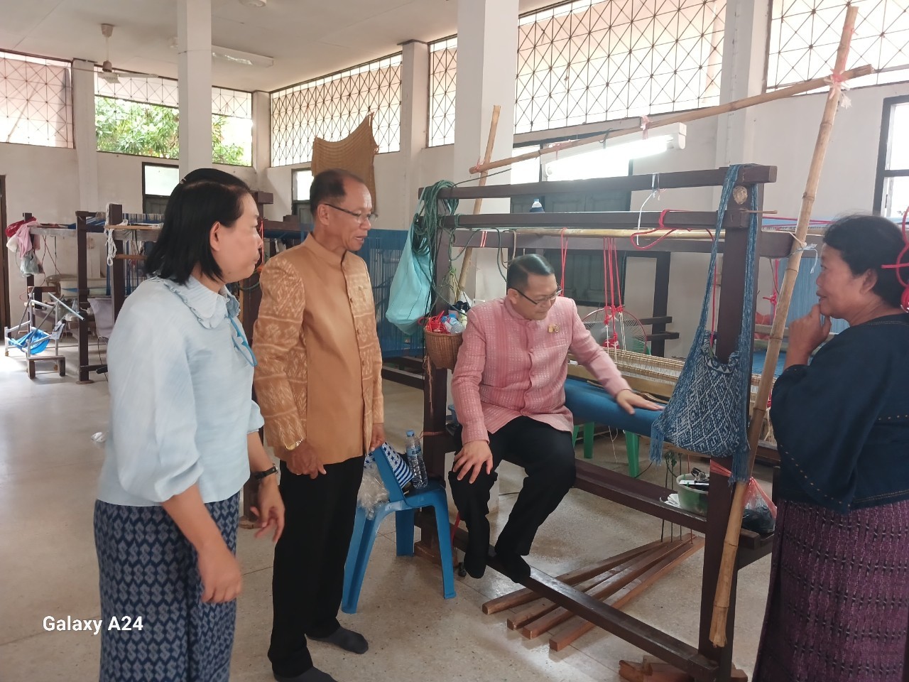พช.นครพนม ตรวจเยี่ยมให้กำลังใจกลุ่มทอผ้าพื้นเมือง และติดตามการดำเนินกิจกรรมโรงเรือนเลี้ยงไหมและโรงเรือนองค์ความรู้หม่อนไหม แปลงฟื้นฟูการปลูกหม่อนเลี้ยงไหม ตามโครงการสืบสานพระราชปณิธาน “นาหว้าโมเดล” ในโอกาสครบรอบ 50  ปี โครงการศิลปาชีพ