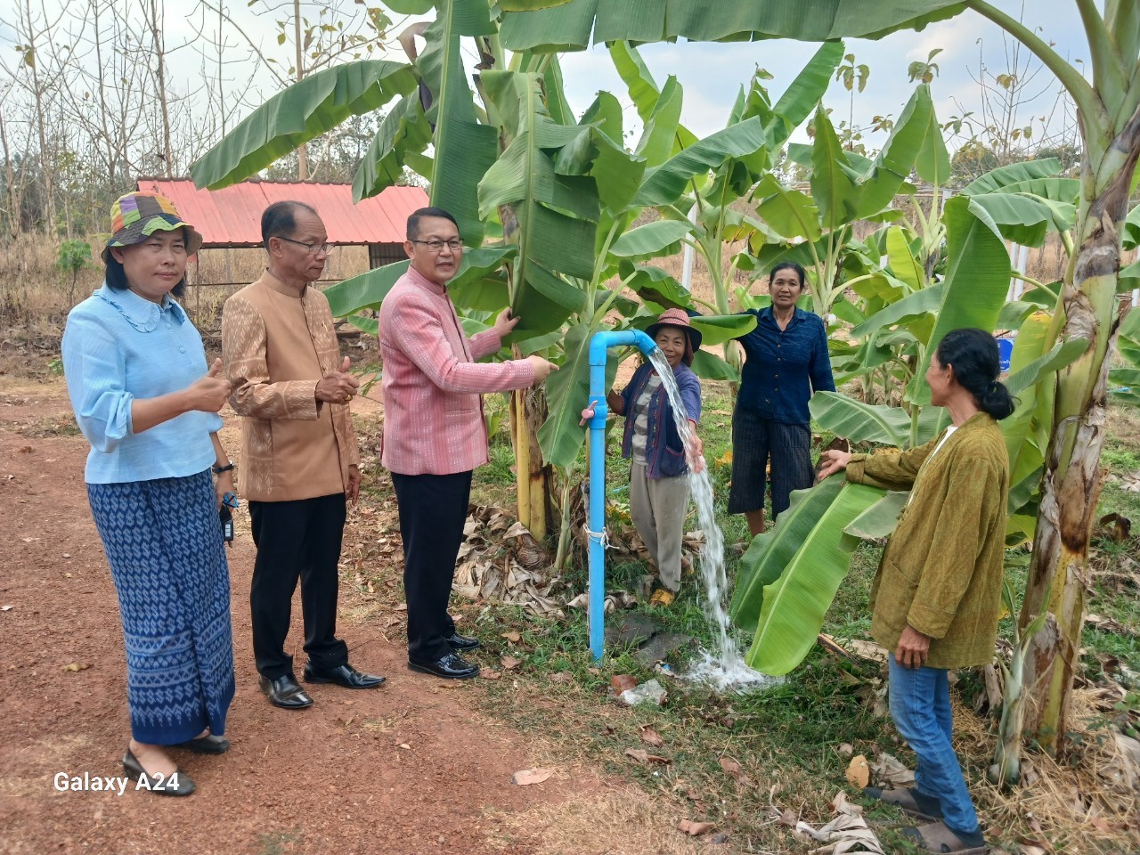พช.นครพนม ตรวจเยี่ยมให้กำลังใจกลุ่มทอผ้าพื้นเมือง และติดตามการดำเนินกิจกรรมโรงเรือนเลี้ยงไหมและโรงเรือนองค์ความรู้หม่อนไหม แปลงฟื้นฟูการปลูกหม่อนเลี้ยงไหม ตามโครงการสืบสานพระราชปณิธาน “นาหว้าโมเดล” ในโอกาสครบรอบ 50  ปี โครงการศิลปาชีพ
