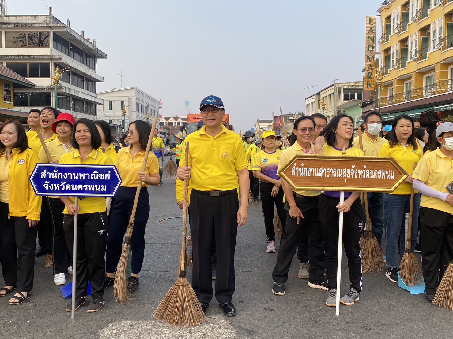 พช.นครพนม ร่วมกิจกรรม Big Cleaning day ล้างถนน เก็บขยะ เก็บซากเรือไฟ ตามนโนบาย “หน้าบ้านน่ามอง นครพนมน่าอยู่” ส่งเสริมการท่องเที่ยว ให้นครพนมเป็นเมืองรองที่ต้องมา