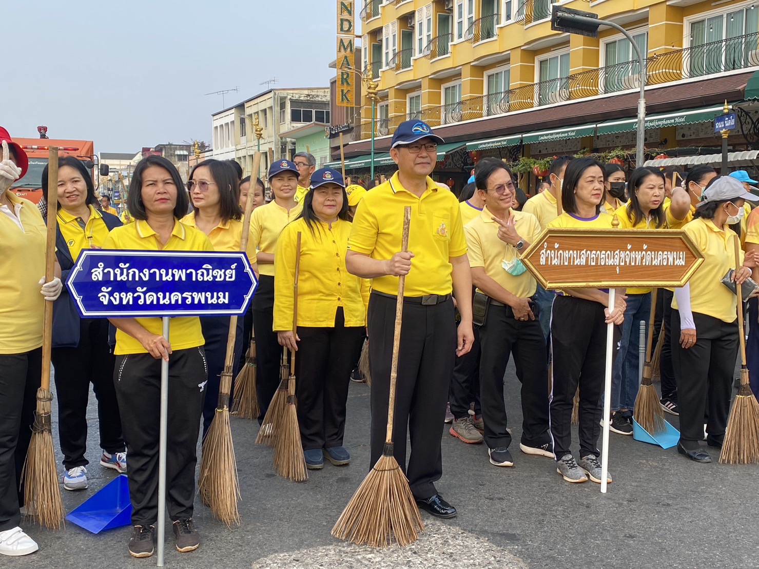 พช.นครพนม ร่วมกิจกรรม Big Cleaning day ล้างถนน เก็บขยะ เก็บซากเรือไฟ ตามนโนบาย “หน้าบ้านน่ามอง นครพนมน่าอยู่” ส่งเสริมการท่องเที่ยว ให้นครพนมเป็นเมืองรองที่ต้องมา