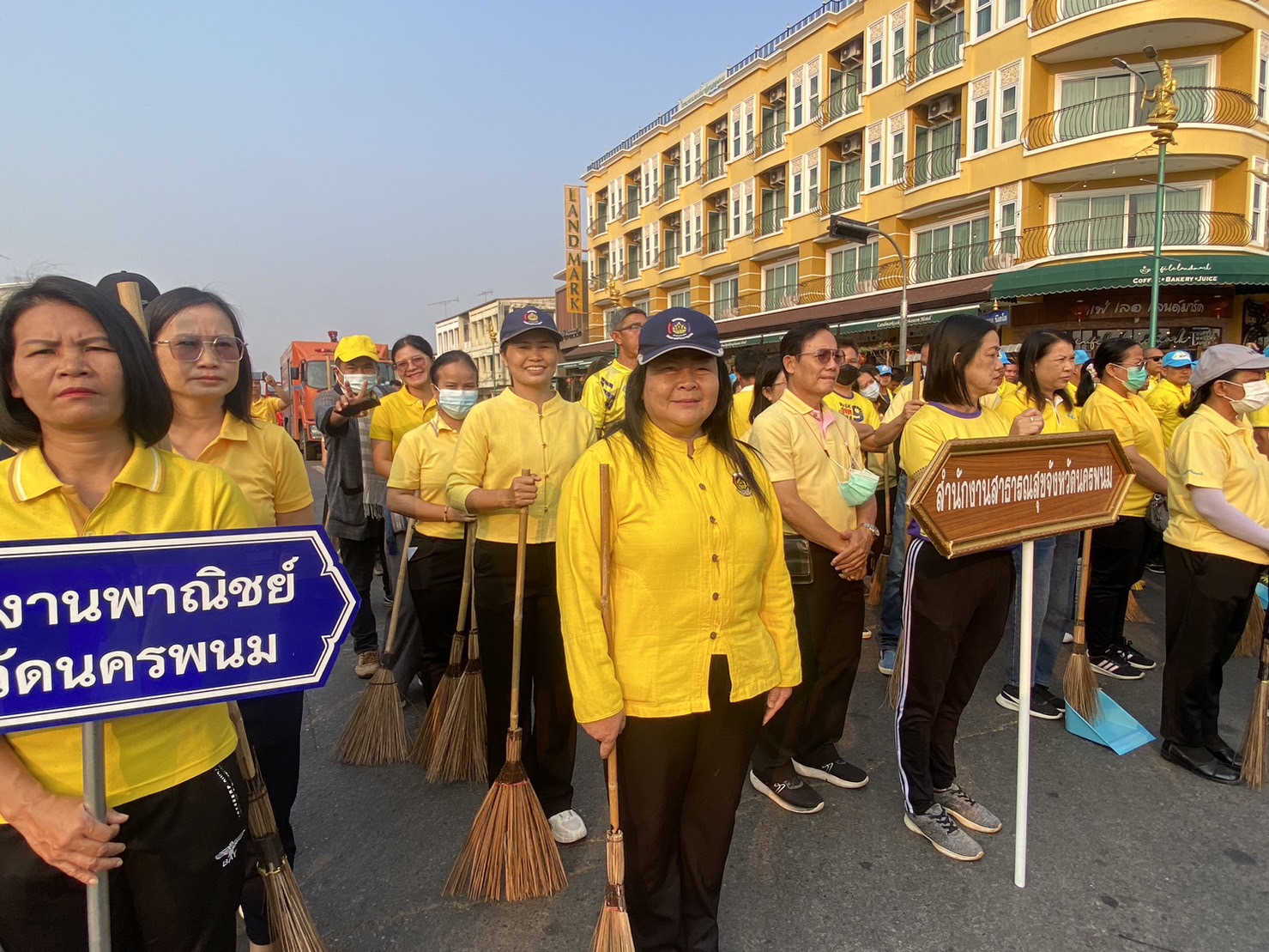 พช.นครพนม ร่วมกิจกรรม Big Cleaning day ล้างถนน เก็บขยะ เก็บซากเรือไฟ ตามนโนบาย “หน้าบ้านน่ามอง นครพนมน่าอยู่” ส่งเสริมการท่องเที่ยว ให้นครพนมเป็นเมืองรองที่ต้องมา