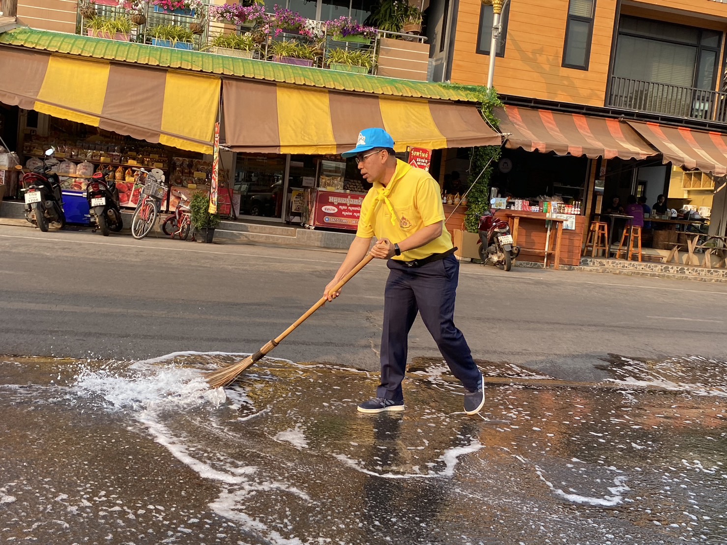 พช.นครพนม ร่วมกิจกรรม Big Cleaning day ล้างถนน เก็บขยะ เก็บซากเรือไฟ ตามนโนบาย “หน้าบ้านน่ามอง นครพนมน่าอยู่” ส่งเสริมการท่องเที่ยว ให้นครพนมเป็นเมืองรองที่ต้องมา