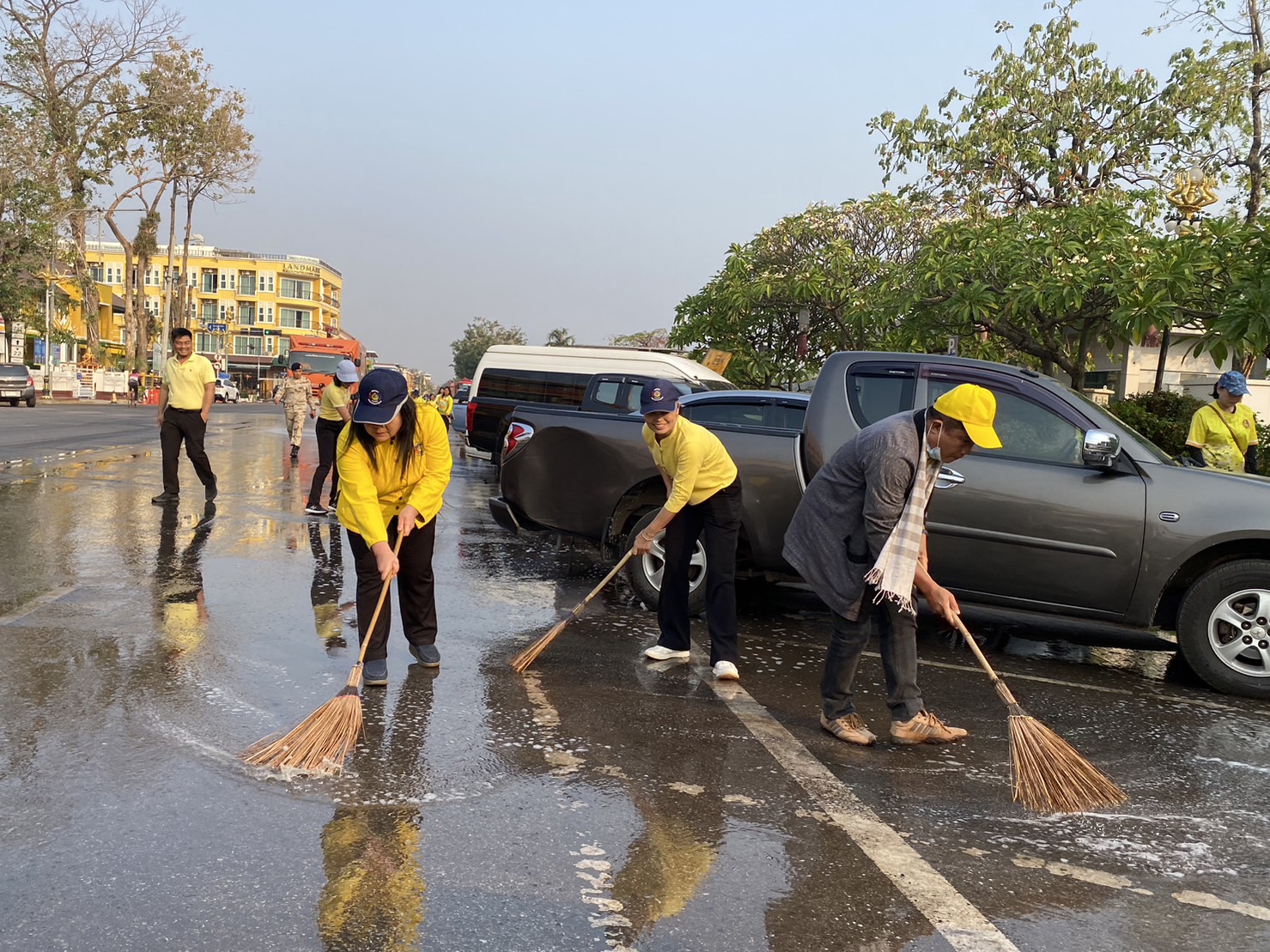 พช.นครพนม ร่วมกิจกรรม Big Cleaning day ล้างถนน เก็บขยะ เก็บซากเรือไฟ ตามนโนบาย “หน้าบ้านน่ามอง นครพนมน่าอยู่” ส่งเสริมการท่องเที่ยว ให้นครพนมเป็นเมืองรองที่ต้องมา