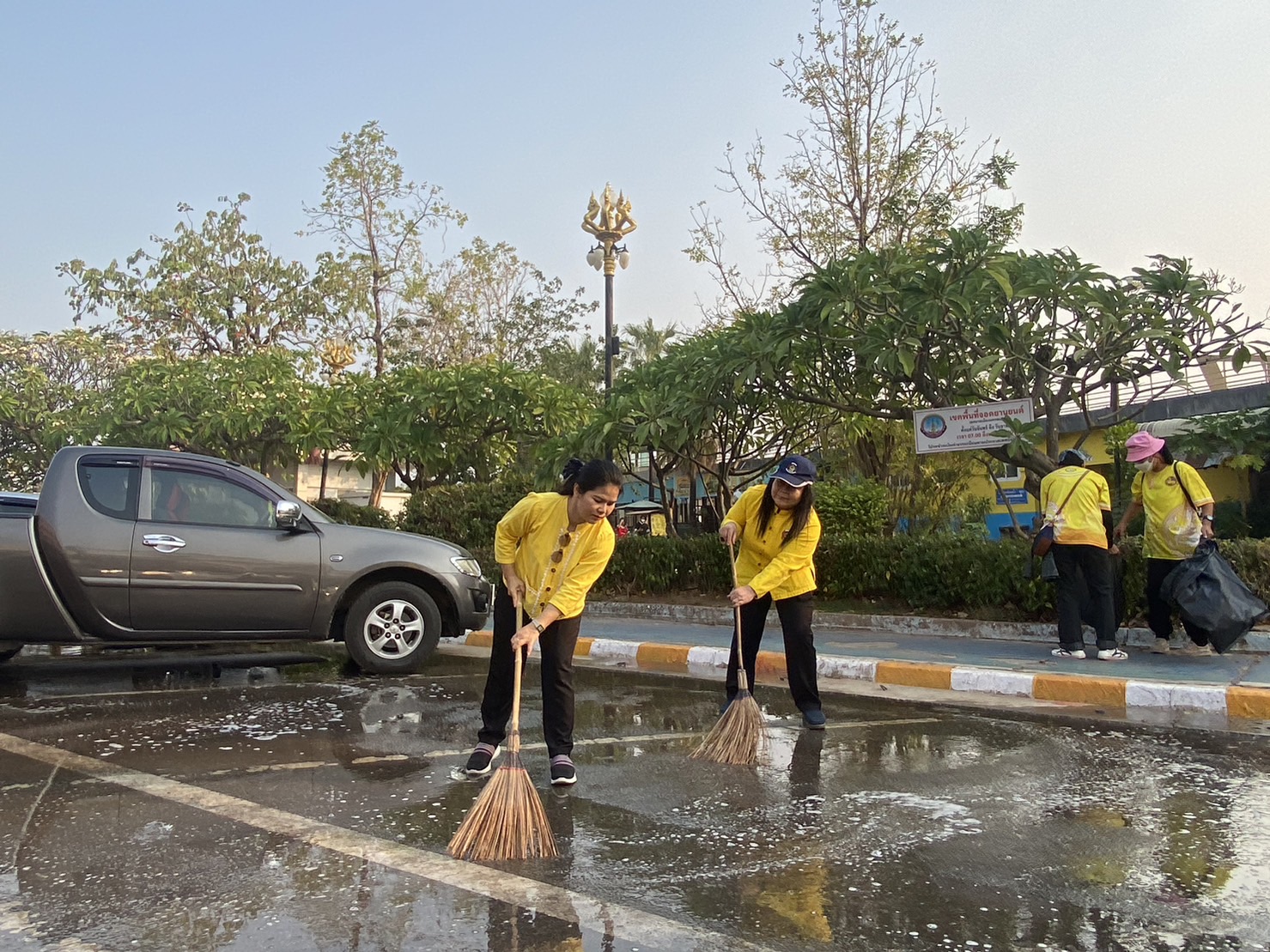พช.นครพนม ร่วมกิจกรรม Big Cleaning day ล้างถนน เก็บขยะ เก็บซากเรือไฟ ตามนโนบาย “หน้าบ้านน่ามอง นครพนมน่าอยู่” ส่งเสริมการท่องเที่ยว ให้นครพนมเป็นเมืองรองที่ต้องมา