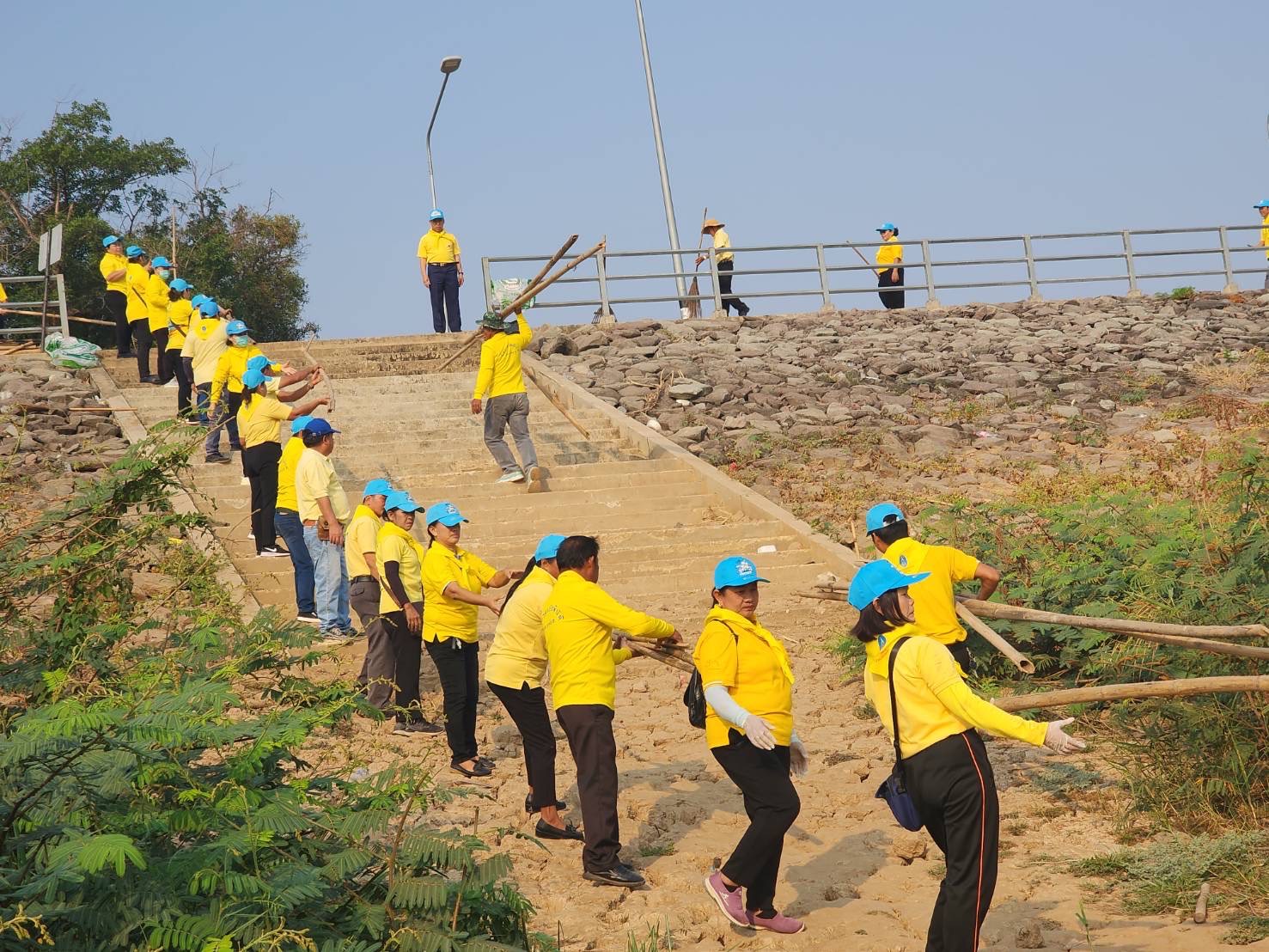 พช.นครพนม ร่วมกิจกรรม Big Cleaning day ล้างถนน เก็บขยะ เก็บซากเรือไฟ ตามนโนบาย “หน้าบ้านน่ามอง นครพนมน่าอยู่” ส่งเสริมการท่องเที่ยว ให้นครพนมเป็นเมืองรองที่ต้องมา