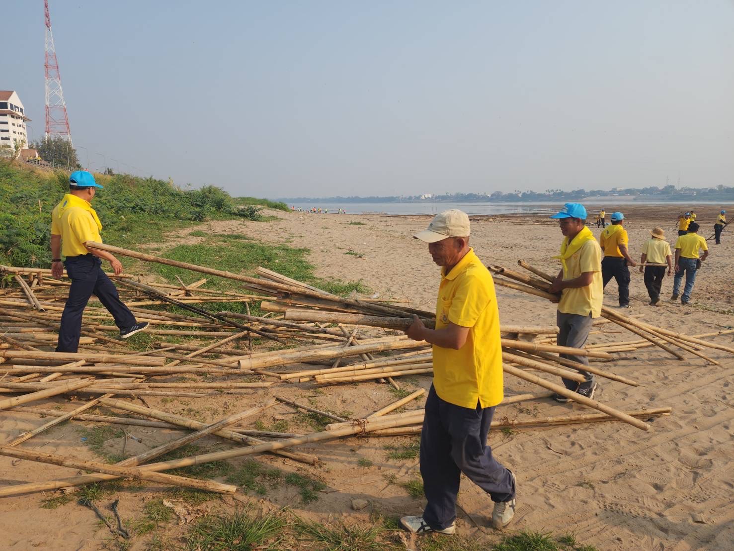 พช.นครพนม ร่วมกิจกรรม Big Cleaning day ล้างถนน เก็บขยะ เก็บซากเรือไฟ ตามนโนบาย “หน้าบ้านน่ามอง นครพนมน่าอยู่” ส่งเสริมการท่องเที่ยว ให้นครพนมเป็นเมืองรองที่ต้องมา