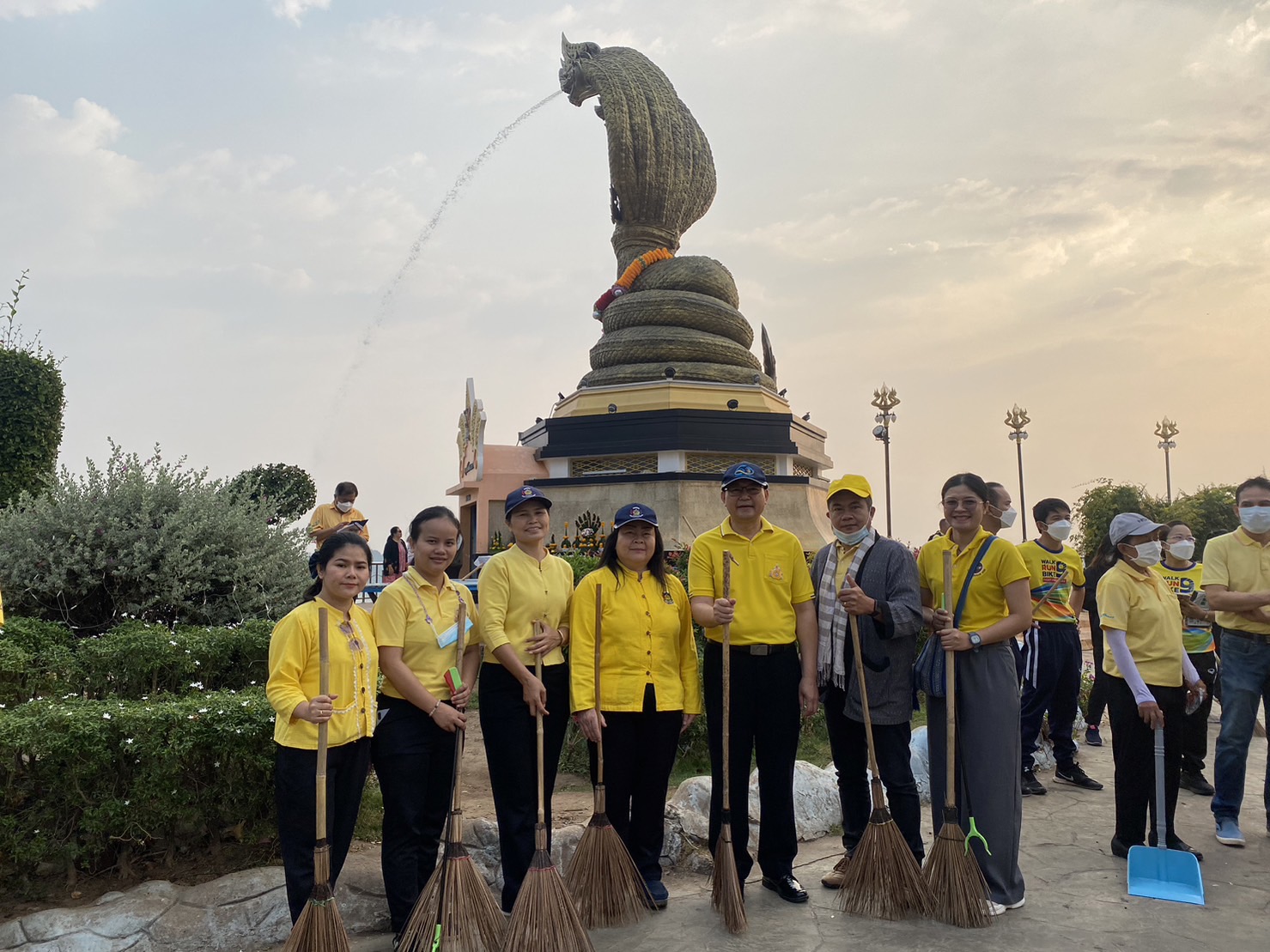 พช.นครพนม ร่วมกิจกรรม Big Cleaning day ล้างถนน เก็บขยะ เก็บซากเรือไฟ ตามนโนบาย “หน้าบ้านน่ามอง นครพนมน่าอยู่” ส่งเสริมการท่องเที่ยว ให้นครพนมเป็นเมืองรองที่ต้องมา