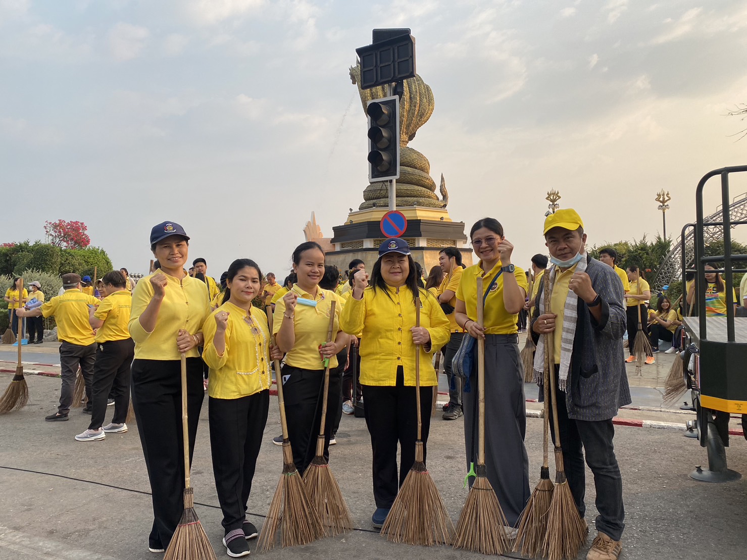 พช.นครพนม ร่วมกิจกรรม Big Cleaning day ล้างถนน เก็บขยะ เก็บซากเรือไฟ ตามนโนบาย “หน้าบ้านน่ามอง นครพนมน่าอยู่” ส่งเสริมการท่องเที่ยว ให้นครพนมเป็นเมืองรองที่ต้องมา