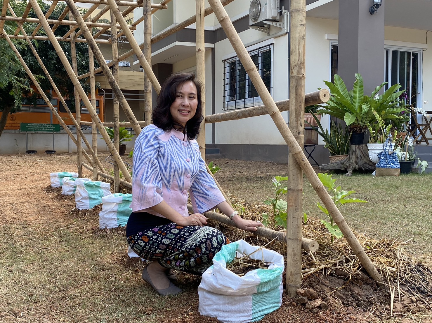 รองผู้ว่าฯ นครพนม “ผู้นำต้องทำก่อน” นำทีมจัดกิจกรรมปลูกผักเพื่อสร้างความมั่นคงทางอาหาร ส่งเสริมการพึ่งพาตนเอง สร้างสุขภาพที่ดี ด้วยพืชผักสวนครัว ตามพระราชดำริกรมสมเด็จพระเทพรัตนราชสุดาฯ สยามบรมราชกุมารี