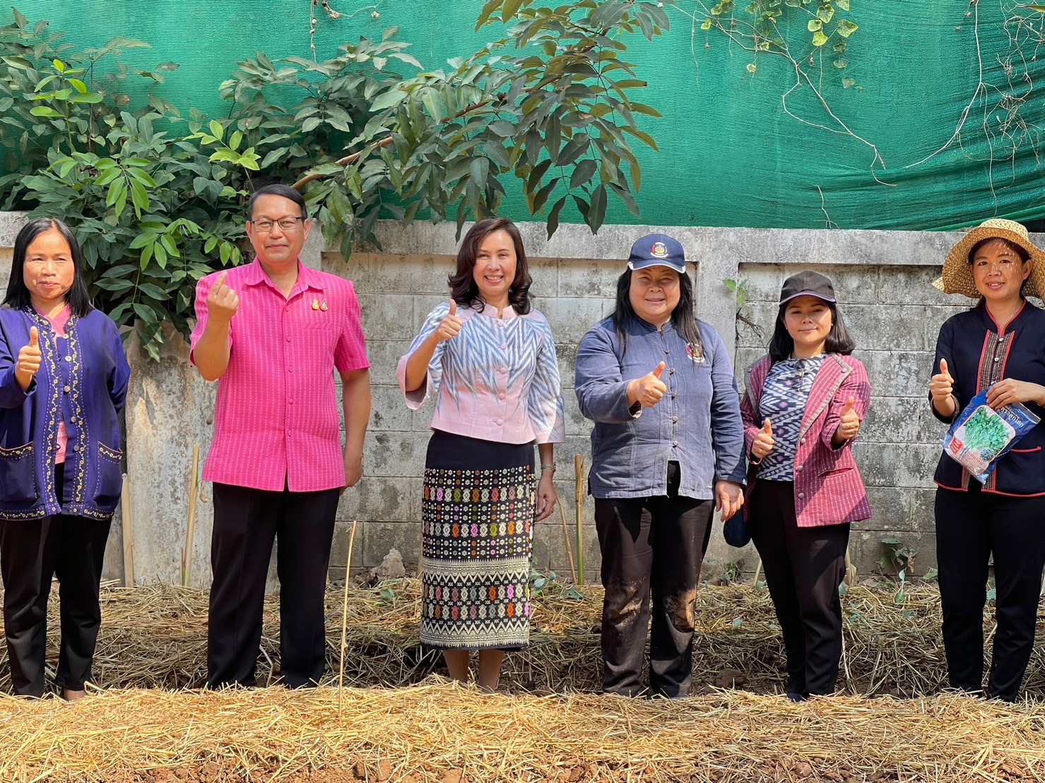 รองผู้ว่าฯ นครพนม “ผู้นำต้องทำก่อน” นำทีมจัดกิจกรรมปลูกผักเพื่อสร้างความมั่นคงทางอาหาร ส่งเสริมการพึ่งพาตนเอง สร้างสุขภาพที่ดี ด้วยพืชผักสวนครัว ตามพระราชดำริกรมสมเด็จพระเทพรัตนราชสุดาฯ สยามบรมราชกุมารี