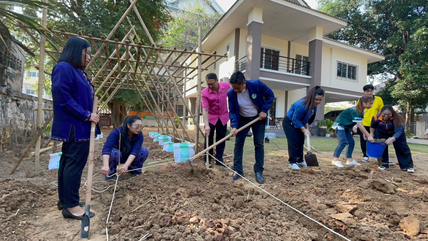 รองผู้ว่าฯ นครพนม “ผู้นำต้องทำก่อน” นำทีมจัดกิจกรรมปลูกผักเพื่อสร้างความมั่นคงทางอาหาร ส่งเสริมการพึ่งพาตนเอง สร้างสุขภาพที่ดี ด้วยพืชผักสวนครัว ตามพระราชดำริกรมสมเด็จพระเทพรัตนราชสุดาฯ สยามบรมราชกุมารี