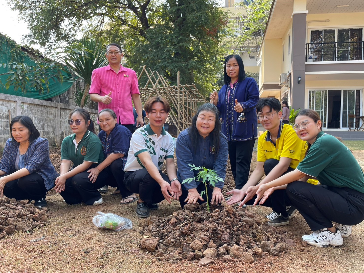 รองผู้ว่าฯ นครพนม “ผู้นำต้องทำก่อน” นำทีมจัดกิจกรรมปลูกผักเพื่อสร้างความมั่นคงทางอาหาร ส่งเสริมการพึ่งพาตนเอง สร้างสุขภาพที่ดี ด้วยพืชผักสวนครัว ตามพระราชดำริกรมสมเด็จพระเทพรัตนราชสุดาฯ สยามบรมราชกุมารี