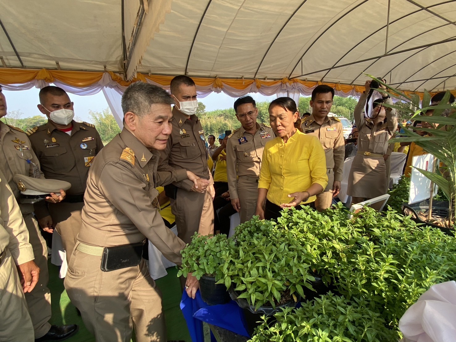 พช.นครพนม   ร่วมให้การต้อนรับและร่วมประชุมกับนายจรัลธาดา กรรณสูต องคมนตรีและคณะอนุกรรมการติดตามและขับเคลื่อนโครงการอันเนื่องมาจากพระราชดำริพื้นที่ภาคตะวันออกเฉียงเหนือ