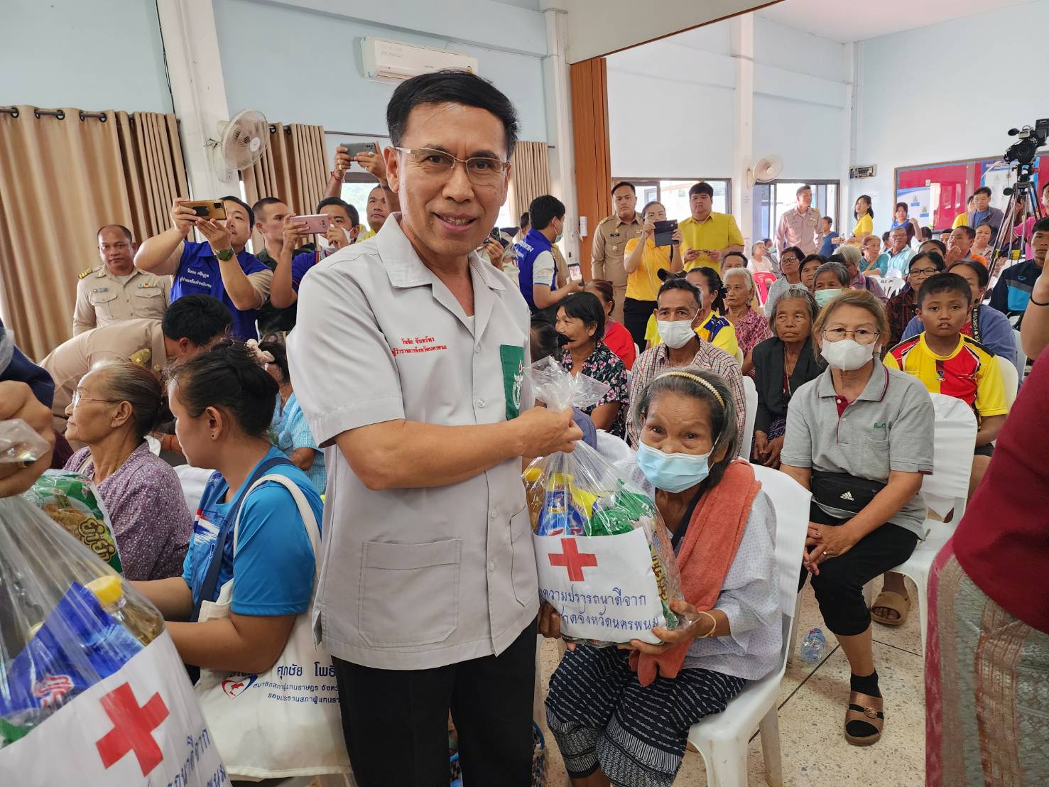 พช.นครพนม    ร่วมโครงการจังหวัดเคลื่อนที่แบบบูรณาการ “หน่วยบำบัดทุกข์ บำรุงสุข สร้างรอยยิ้มให้ประชาชนจังหวัดนครพนม” และหน่วยแพทย์เคลื่อนที่ พอ.สว. จังหวัดนครพนม ประจำปีงบประมาณ พ.ศ. 2567 พื้นที่อำเภอบ้านแพง