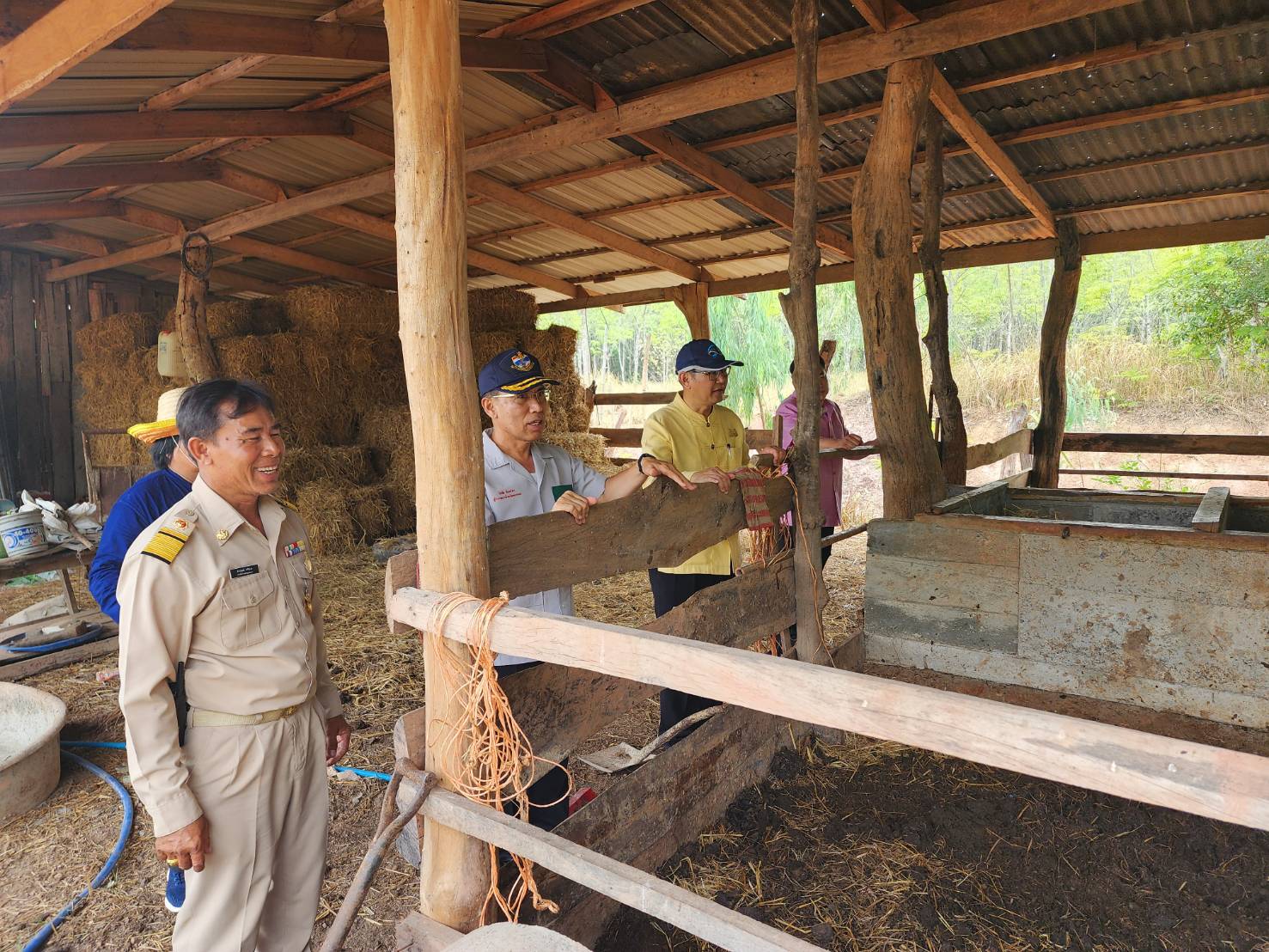 พ่อเมืองนครพนม   ติดตามผลสำเร็จ “โครงการพัฒนาศูนย์เรียนรู้ ทฤษฎีใหม่รูปแบบ โคก หนอง นา” พื้นที่อำเภอบ้านแพง