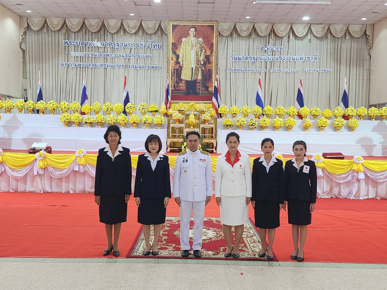 พช.นครพนม   ร่วมพิธีวางพานพุ่มดอกไม้ เนื่องใน “วันมาตรฐานฝีมือแรงงานแห่งชาติ” ประจำปี 2567