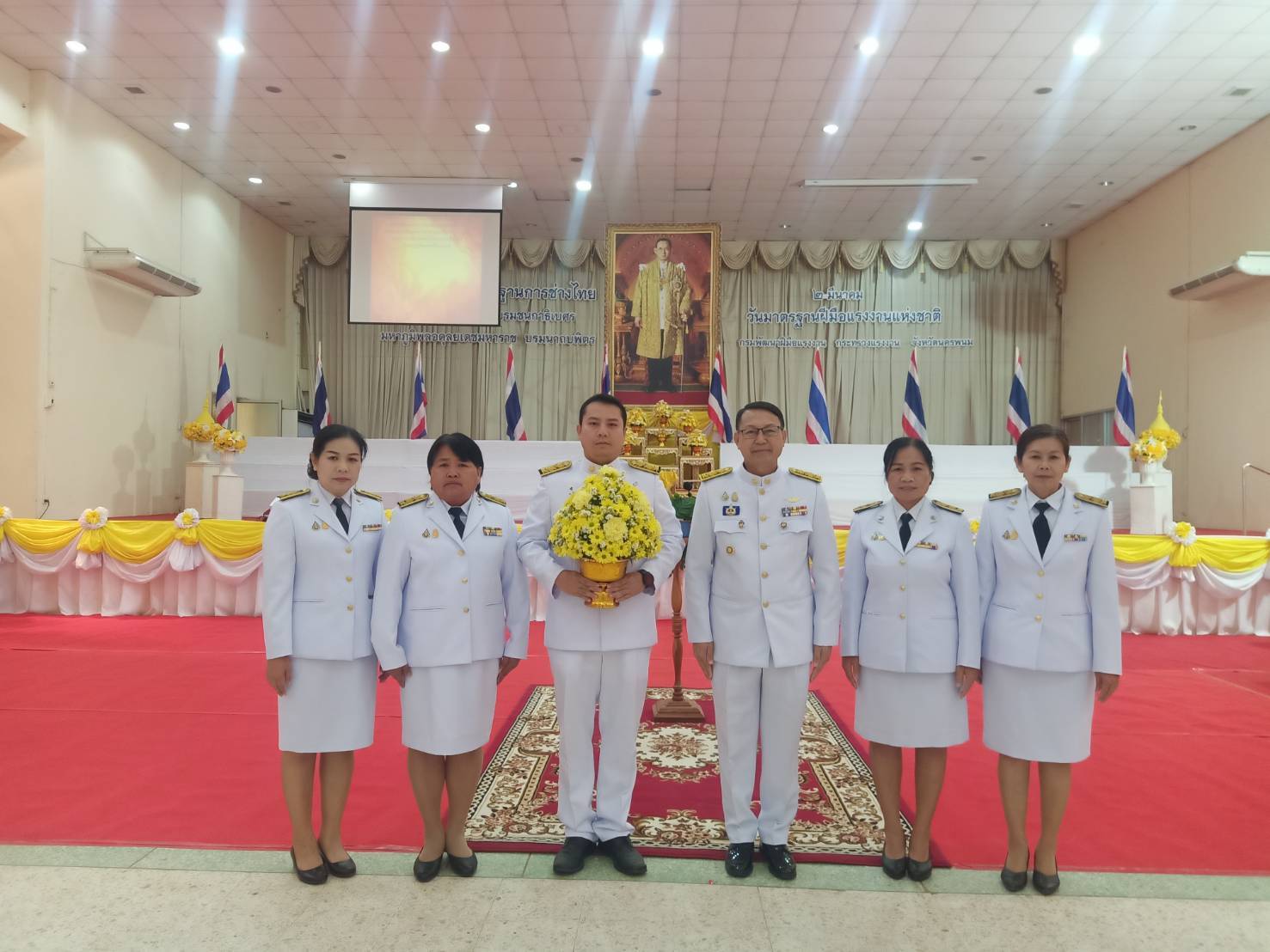 พช.นครพนม   ร่วมพิธีวางพานพุ่มดอกไม้ เนื่องใน “วันมาตรฐานฝีมือแรงงานแห่งชาติ” ประจำปี 2567