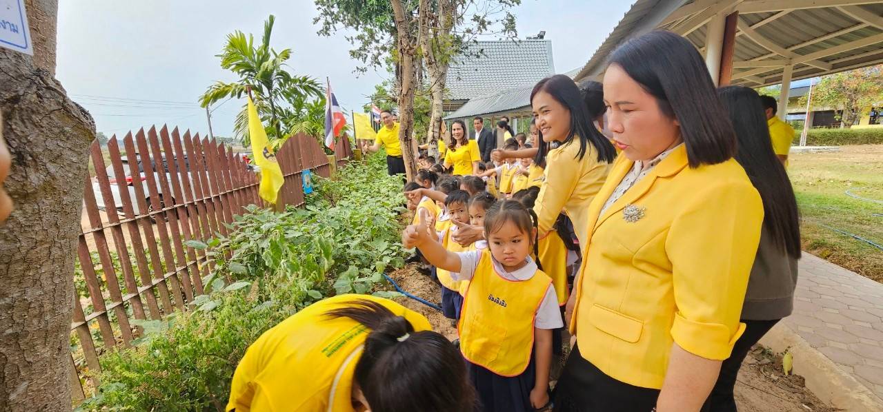 พช.นครพนม   ติดตามการดำเนินงานตามแนวทางการน้อมนำแนวพระราชดำริของสมเด็จพระกนิษฐาธิราชเจ้า กรมสมเด็จพระเทพรัตนราชสุดา ฯ สยามบรมราชกุมารี สู่ปฏิบัติการปลูกผักสวนครัว เพื่อสร้างความมั่นคงทางอาหาร ประจำปีงบประมาณ พ.ศ. 2567