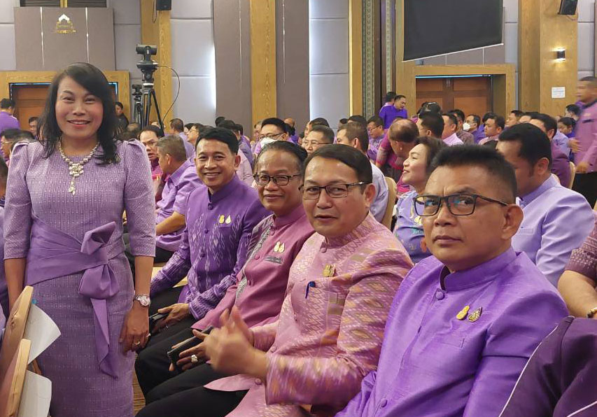 จังหวัดนครพนม   ร่วมประชุมแนวทางการขับเคลื่อนงานตามโครงการอบรมเพิ่มประสิทธิภาพผู้นำในการเสริมสร้างบทบาทของหมู่บ้านสู่การพัฒนาประเทศอย่างยั่งยืน ประจำปีงบประมาณ พ.ศ. 2567 รวม 20 จังหวัดภาคอีสาน ปลัด มท. มอบนโนบาย ย้ำเป็น “ราชสีห์ผู้ภักดีของแผ่นดิน” ทำหน้าที่ผู้นำการบำบัดทุกข์ บำรุงสุข แบบบูรณาการให้สำเร็จ มุ่งมั่นทำงาน “ด้วยน้ำใจ” และมีจิตวิญญาณในการทำประโยชน์เพื่อพี่น้องประชาชน