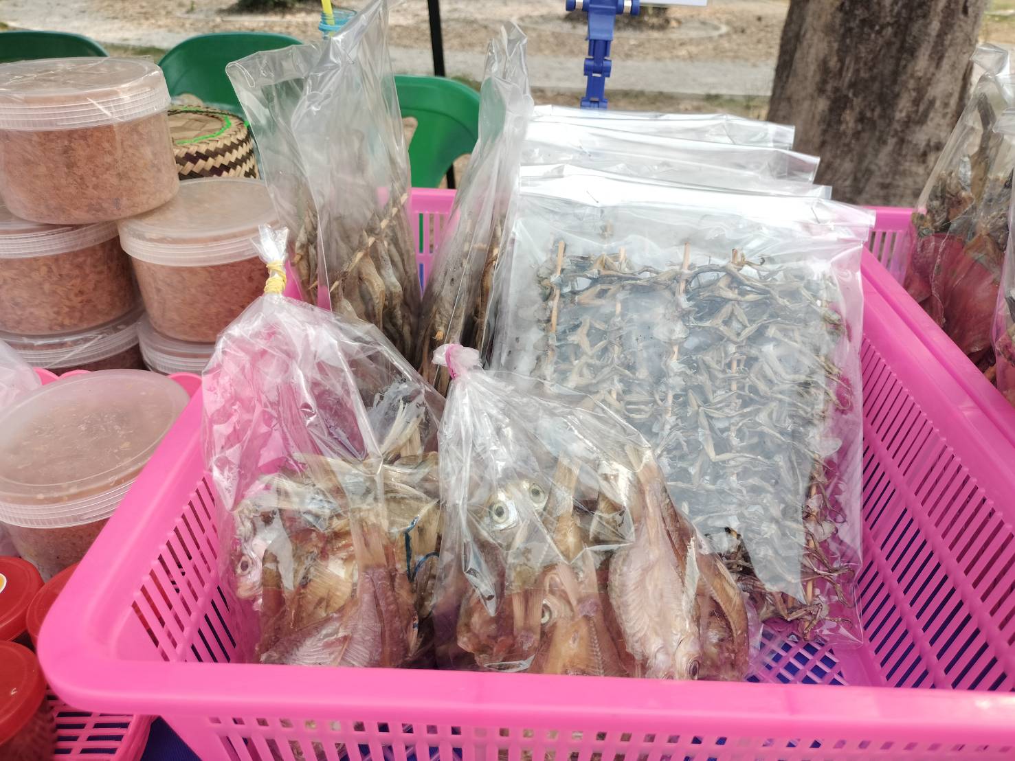 นครพนม   จัดแสดงและจำหน่ายผลผลิต โคก หนอง นา “ตลาดนัดโคก หนอง นา และอาหารปลอดภัย” สู่ความยั่งยืน