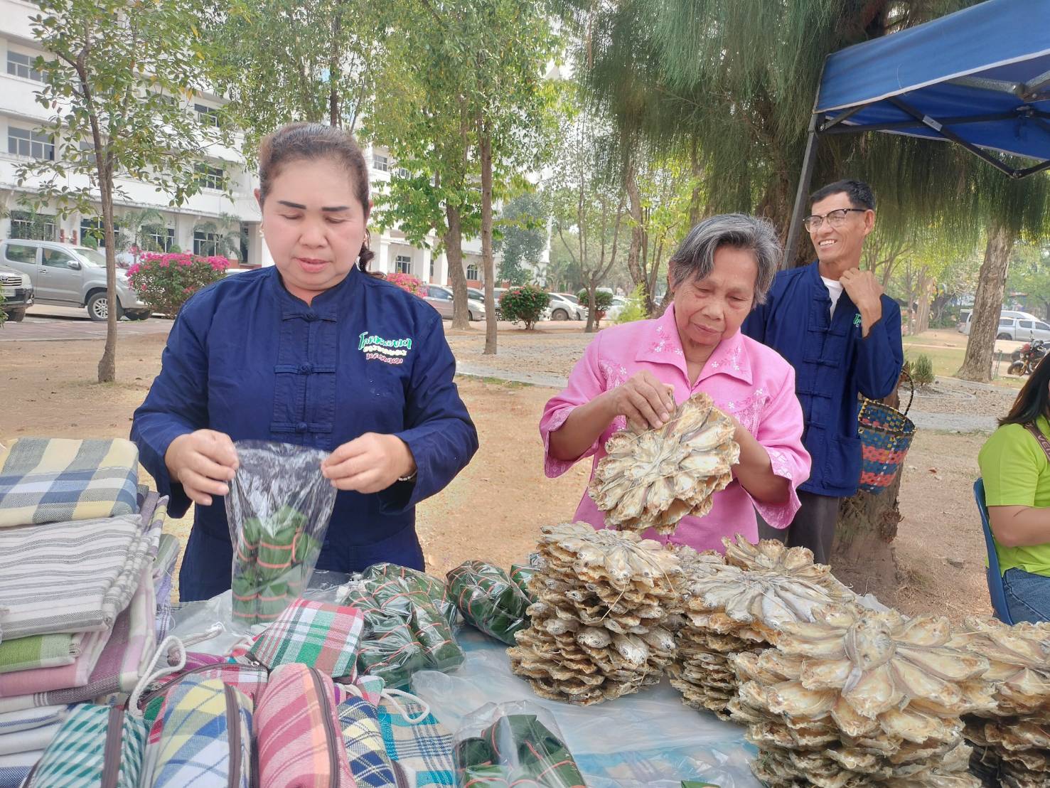 นครพนม   จัดแสดงและจำหน่ายผลผลิต โคก หนอง นา “ตลาดนัดโคก หนอง นา และอาหารปลอดภัย” สู่ความยั่งยืน