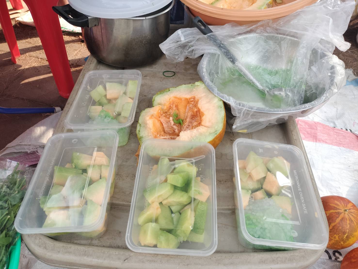 นครพนม   จัดแสดงและจำหน่ายผลผลิต โคก หนอง นา “ตลาดนัดโคก หนอง นา และอาหารปลอดภัย” สู่ความยั่งยืน