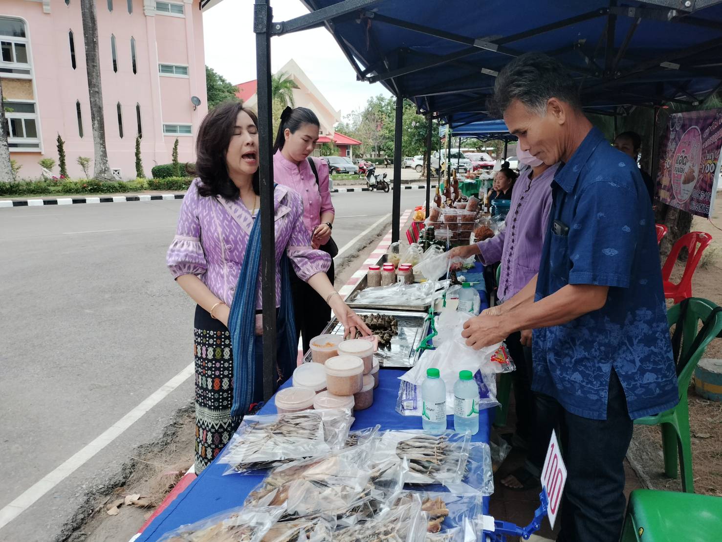 นครพนม   จัดแสดงและจำหน่ายผลผลิต โคก หนอง นา “ตลาดนัดโคก หนอง นา และอาหารปลอดภัย” สู่ความยั่งยืน