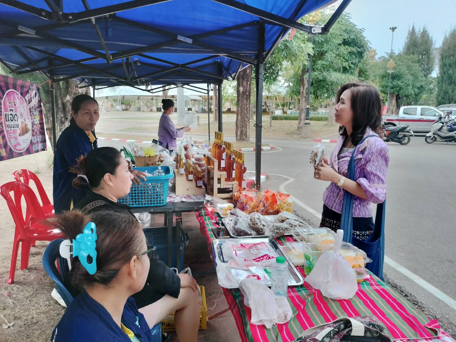 นครพนม   จัดแสดงและจำหน่ายผลผลิต โคก หนอง นา “ตลาดนัดโคก หนอง นา และอาหารปลอดภัย” สู่ความยั่งยืน
