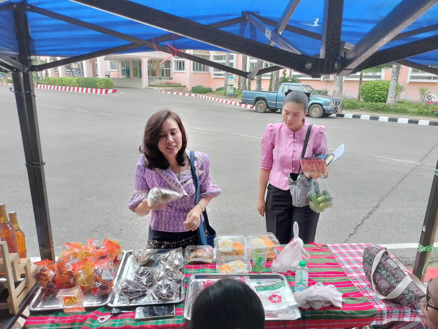 นครพนม   จัดแสดงและจำหน่ายผลผลิต โคก หนอง นา “ตลาดนัดโคก หนอง นา และอาหารปลอดภัย” สู่ความยั่งยืน