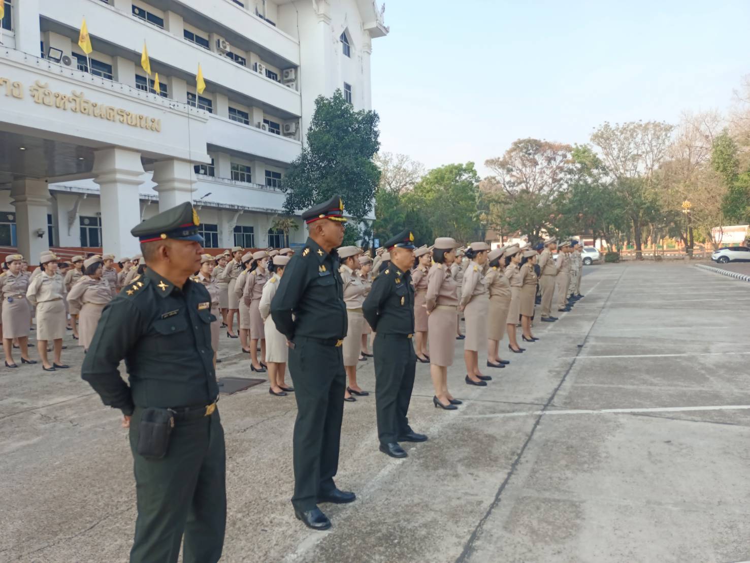 พช.นครพนม   ร่วมกิจกรรมเคารพธงชาติ สวดมนต์ไหว้พระ สร้างสำนึกรักและภาคภูมิใจในชาติไทย