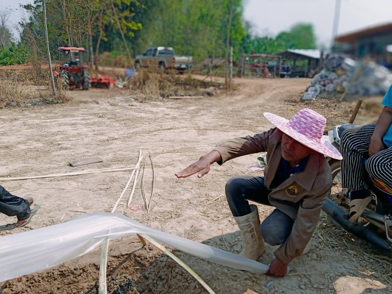 พช.นครพนม   ติดตาม สนับสนุนการดำเนินกิจกรรมส่งเสริมอาชีพเพาะเห็ดฟางกองเตี้ย โครงการศูนย์จัดการกองทุนชุมชน บริหารจัดการหนี้ “สำนึกดี แผนดี บริหารหนี้ได้”