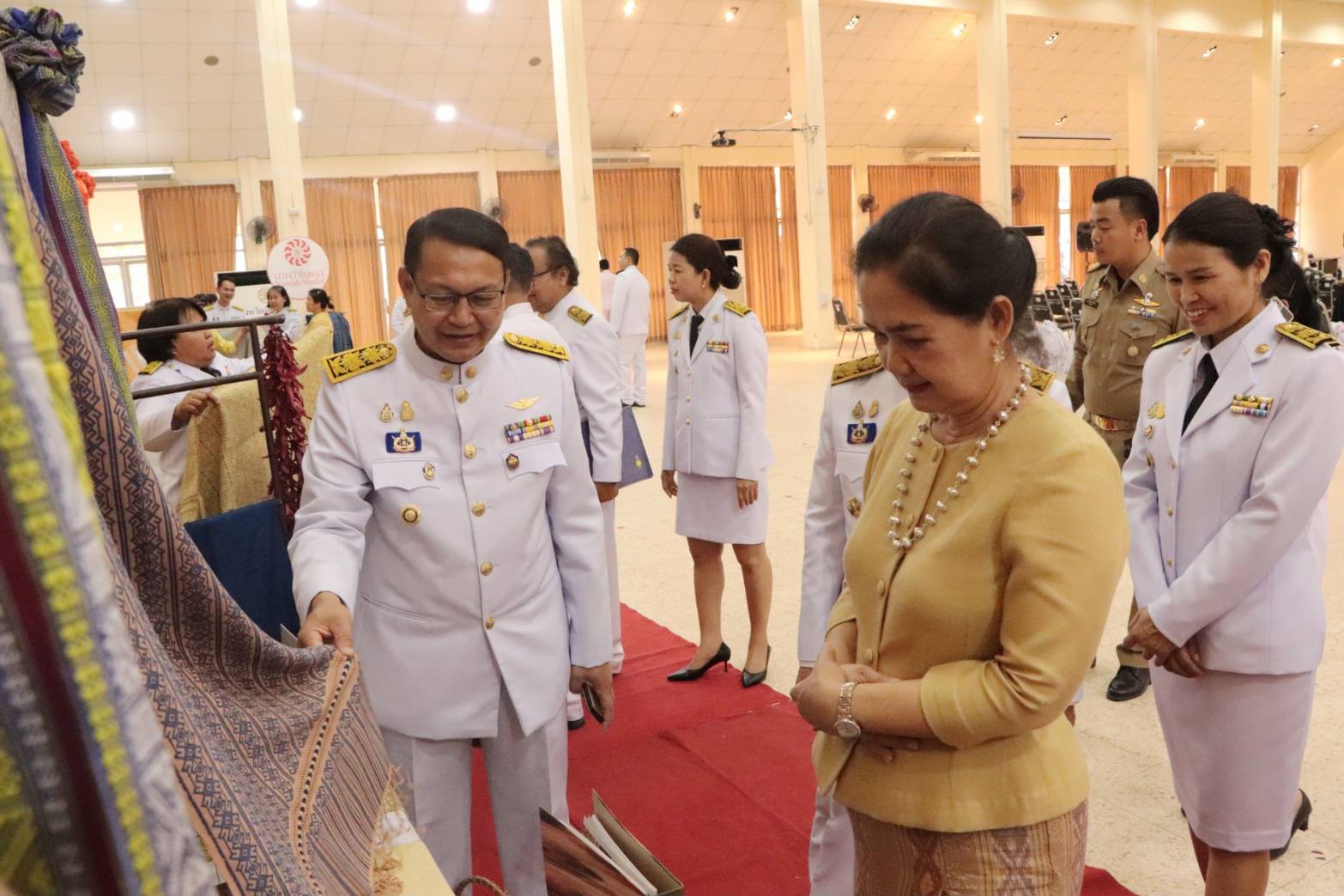 จังหวัดนครพนม   จัดพิธีมอบแบบลายผ้าพระราชทาน “ผ้าลายสิริวชิราภรณ์” “ผ้าลายชบาปัตตานี” และเครื่องหมายรับรองสินค้าแฟชั่นและหัตถกรรมพระราชทาน “Sustainable Fashion : แฟชั่นแห่งความยั่งยืน” ให้กับช่างทอผ้าทุกกลุ่ม ทุกเทคนิค เพื่อพัฒนาคุณภาพชีวิตประชาชนอย่างยั่งยืน