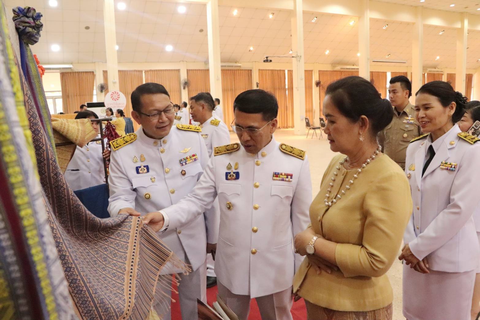 จังหวัดนครพนม   จัดพิธีมอบแบบลายผ้าพระราชทาน “ผ้าลายสิริวชิราภรณ์” “ผ้าลายชบาปัตตานี” และเครื่องหมายรับรองสินค้าแฟชั่นและหัตถกรรมพระราชทาน “Sustainable Fashion : แฟชั่นแห่งความยั่งยืน” ให้กับช่างทอผ้าทุกกลุ่ม ทุกเทคนิค เพื่อพัฒนาคุณภาพชีวิตประชาชนอย่างยั่งยืน