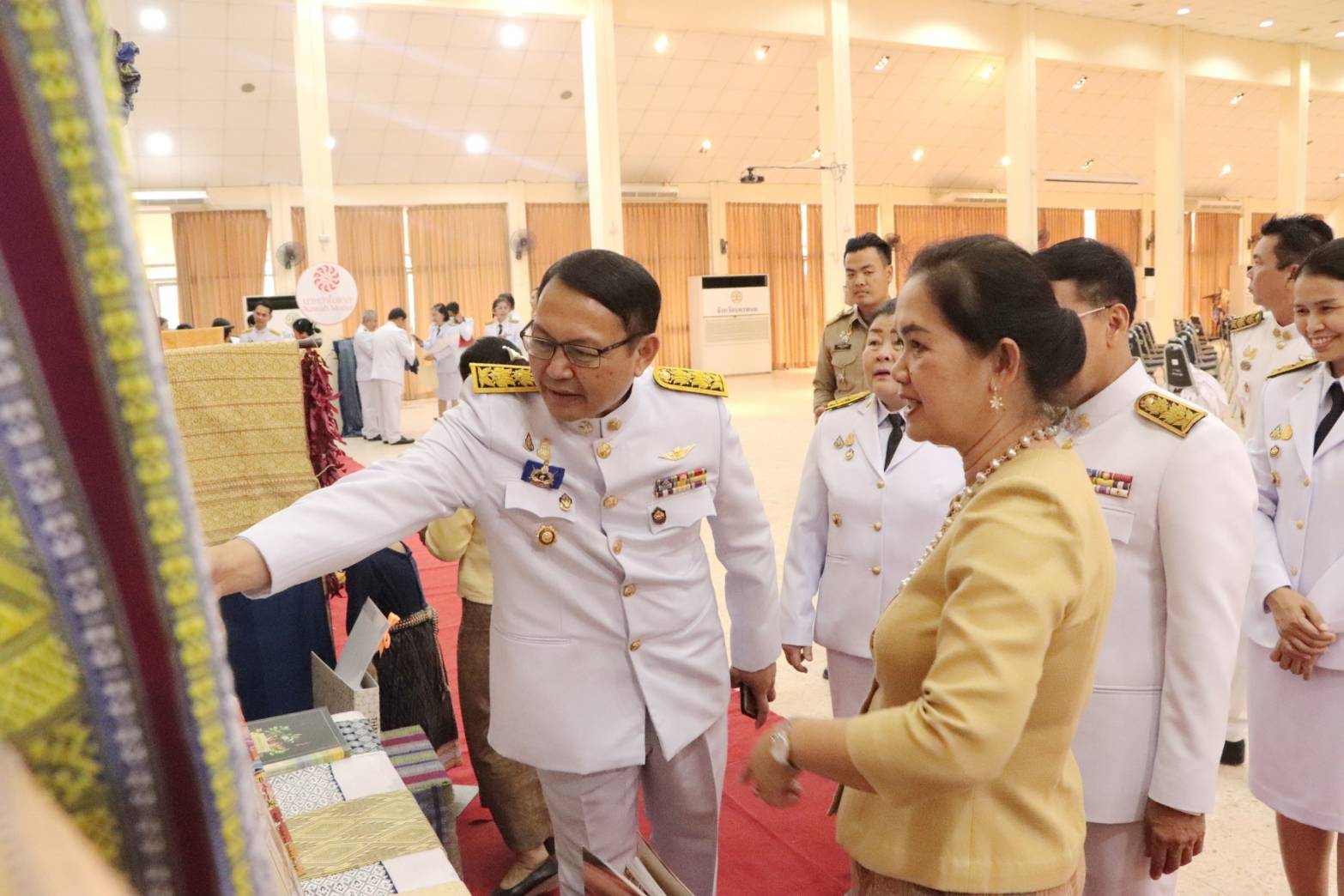 จังหวัดนครพนม   จัดพิธีมอบแบบลายผ้าพระราชทาน “ผ้าลายสิริวชิราภรณ์” “ผ้าลายชบาปัตตานี” และเครื่องหมายรับรองสินค้าแฟชั่นและหัตถกรรมพระราชทาน “Sustainable Fashion : แฟชั่นแห่งความยั่งยืน” ให้กับช่างทอผ้าทุกกลุ่ม ทุกเทคนิค เพื่อพัฒนาคุณภาพชีวิตประชาชนอย่างยั่งยืน