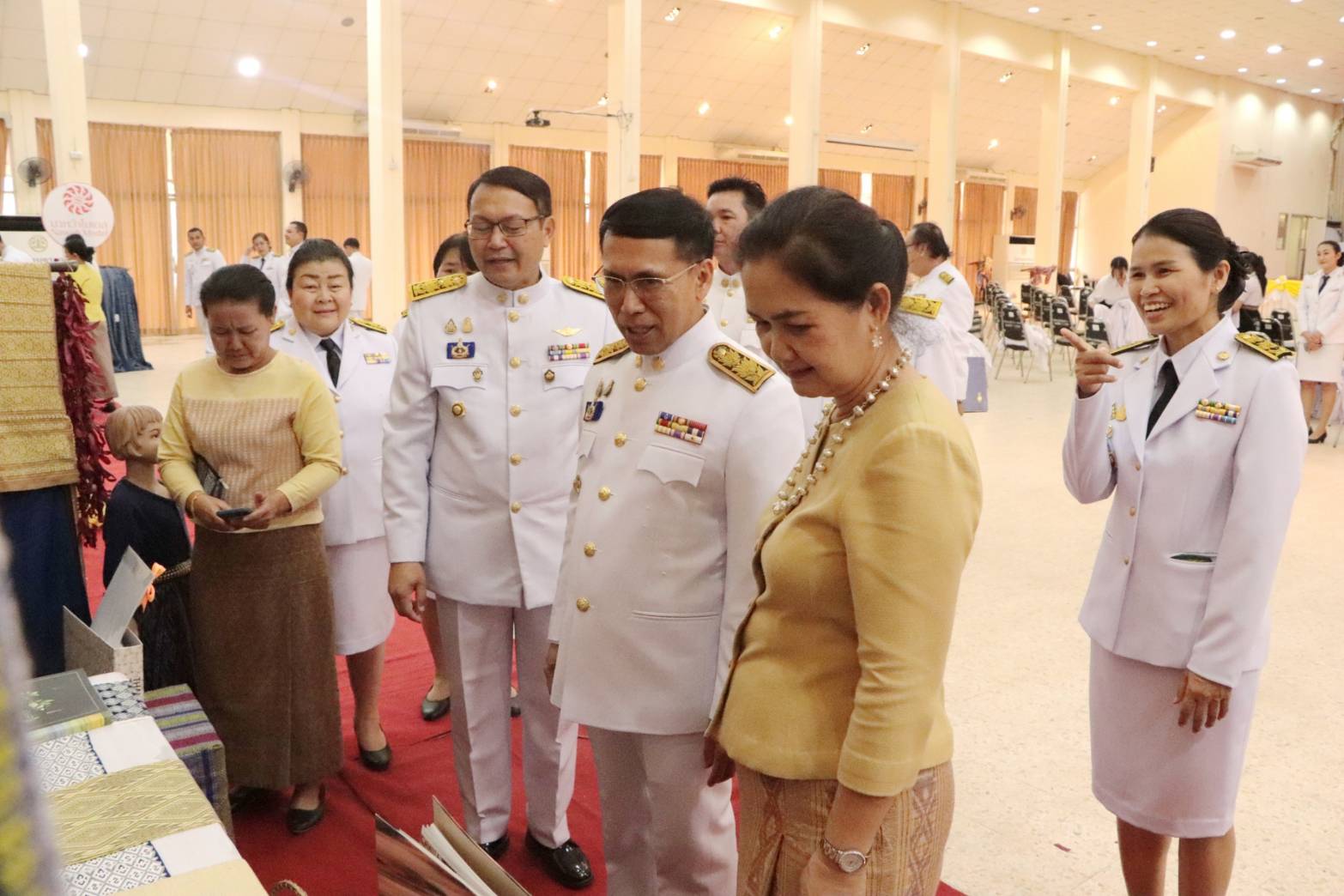 จังหวัดนครพนม   จัดพิธีมอบแบบลายผ้าพระราชทาน “ผ้าลายสิริวชิราภรณ์” “ผ้าลายชบาปัตตานี” และเครื่องหมายรับรองสินค้าแฟชั่นและหัตถกรรมพระราชทาน “Sustainable Fashion : แฟชั่นแห่งความยั่งยืน” ให้กับช่างทอผ้าทุกกลุ่ม ทุกเทคนิค เพื่อพัฒนาคุณภาพชีวิตประชาชนอย่างยั่งยืน