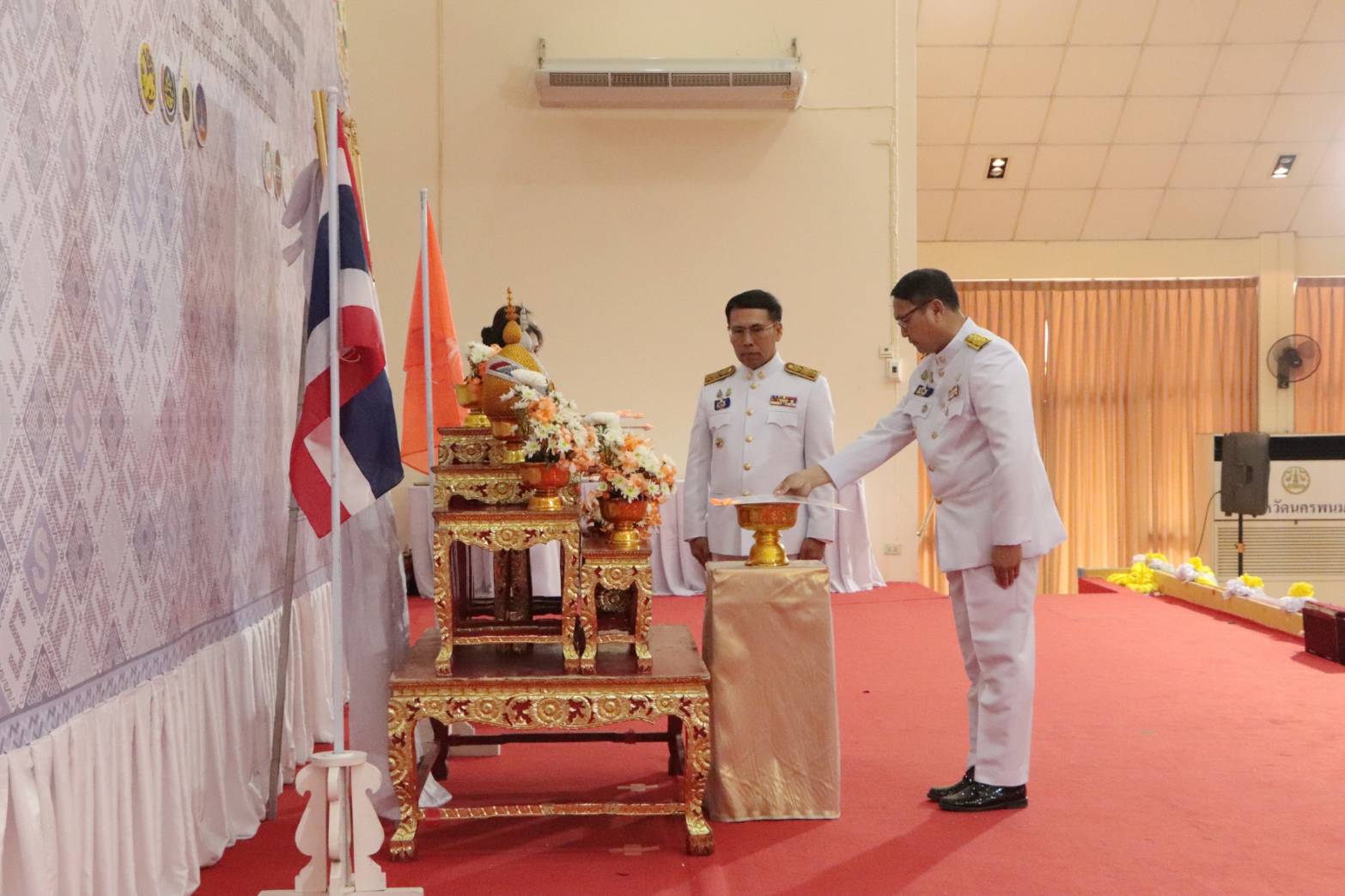 จังหวัดนครพนม   จัดพิธีมอบแบบลายผ้าพระราชทาน “ผ้าลายสิริวชิราภรณ์” “ผ้าลายชบาปัตตานี” และเครื่องหมายรับรองสินค้าแฟชั่นและหัตถกรรมพระราชทาน “Sustainable Fashion : แฟชั่นแห่งความยั่งยืน” ให้กับช่างทอผ้าทุกกลุ่ม ทุกเทคนิค เพื่อพัฒนาคุณภาพชีวิตประชาชนอย่างยั่งยืน
