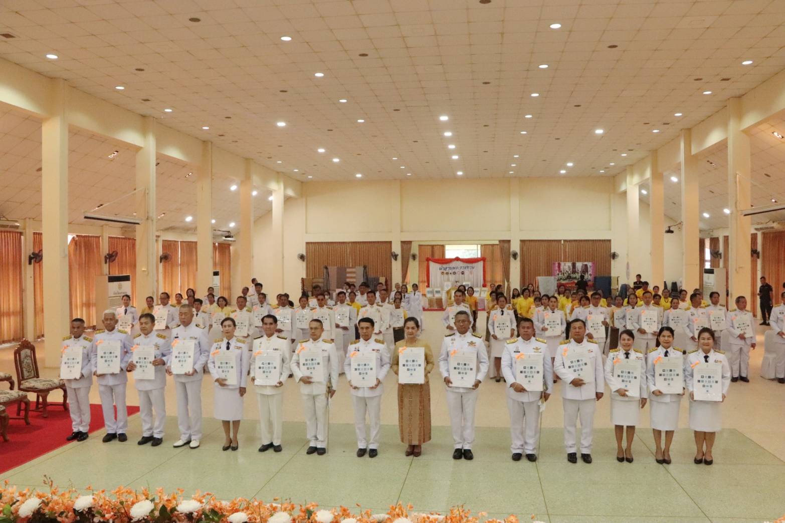 จังหวัดนครพนม   จัดพิธีมอบแบบลายผ้าพระราชทาน “ผ้าลายสิริวชิราภรณ์” “ผ้าลายชบาปัตตานี” และเครื่องหมายรับรองสินค้าแฟชั่นและหัตถกรรมพระราชทาน “Sustainable Fashion : แฟชั่นแห่งความยั่งยืน” ให้กับช่างทอผ้าทุกกลุ่ม ทุกเทคนิค เพื่อพัฒนาคุณภาพชีวิตประชาชนอย่างยั่งยืน