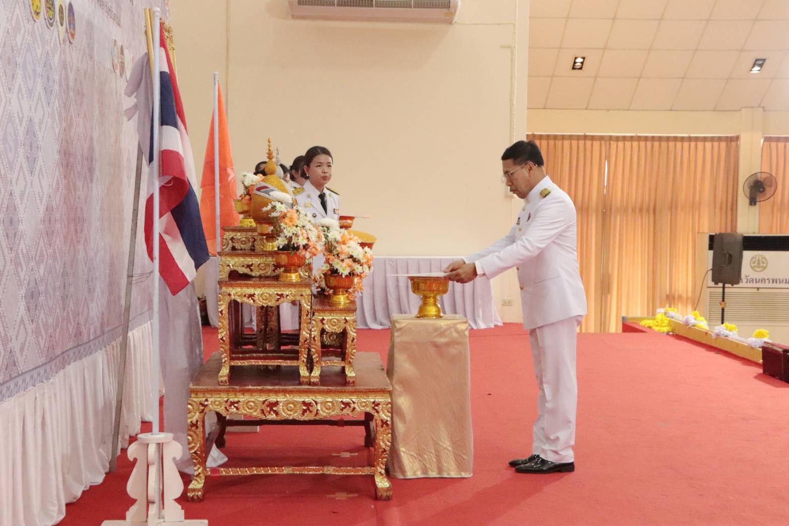 จังหวัดนครพนม   จัดพิธีมอบแบบลายผ้าพระราชทาน “ผ้าลายสิริวชิราภรณ์” “ผ้าลายชบาปัตตานี” และเครื่องหมายรับรองสินค้าแฟชั่นและหัตถกรรมพระราชทาน “Sustainable Fashion : แฟชั่นแห่งความยั่งยืน” ให้กับช่างทอผ้าทุกกลุ่ม ทุกเทคนิค เพื่อพัฒนาคุณภาพชีวิตประชาชนอย่างยั่งยืน
