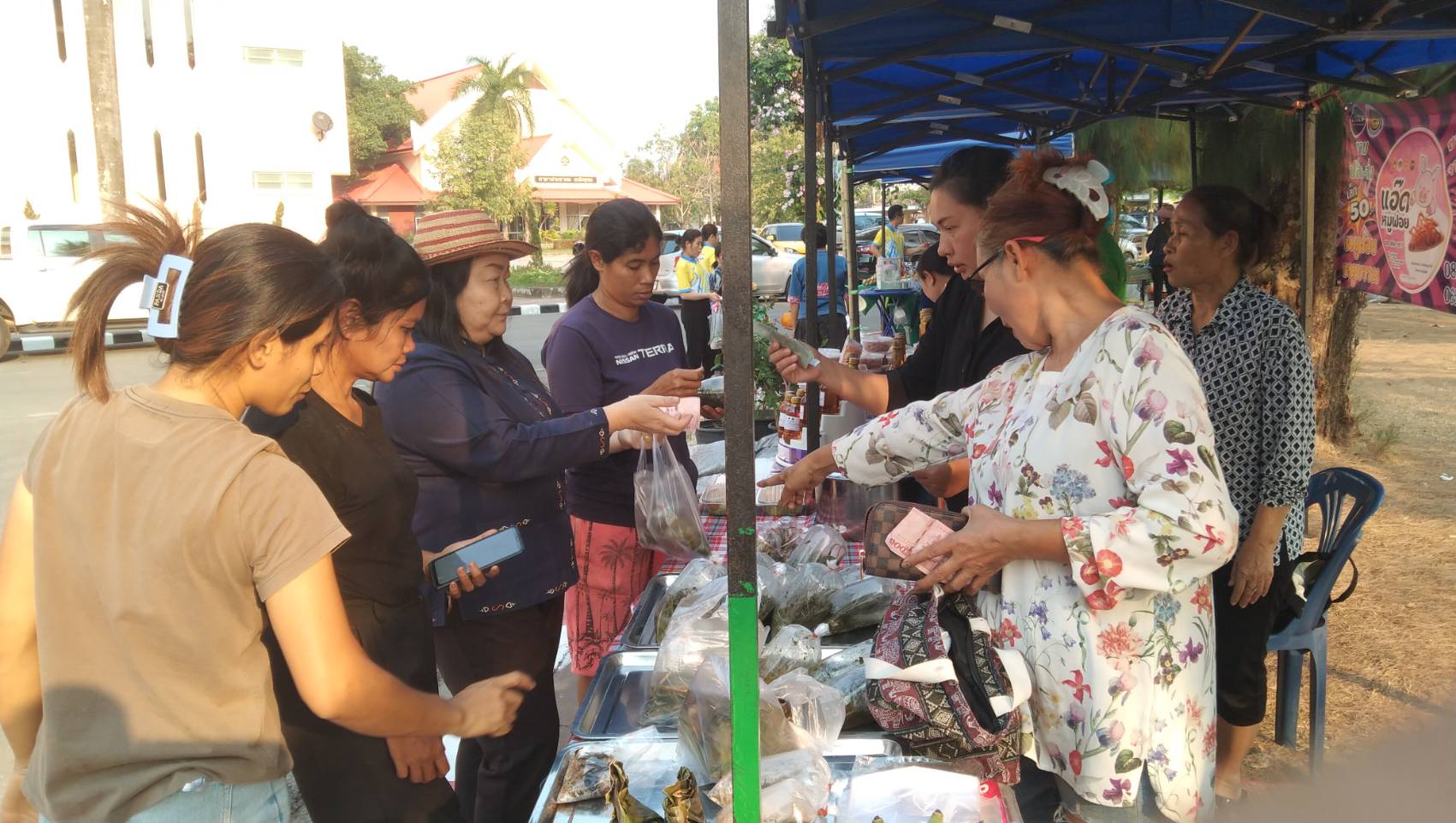 นครพนม   จัดแสดงและจำหน่ายผลผลิต โคก หนอง นา “ตลาดนัดโคก หนอง นา และอาหารปลอดภัย” สู่ความยั่งยืน