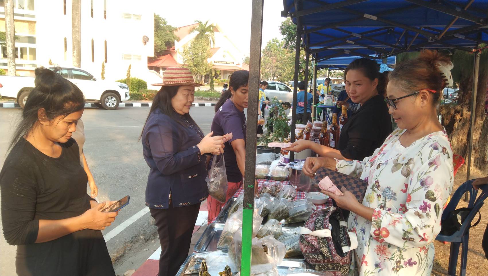 นครพนม   จัดแสดงและจำหน่ายผลผลิต โคก หนอง นา “ตลาดนัดโคก หนอง นา และอาหารปลอดภัย” สู่ความยั่งยืน
