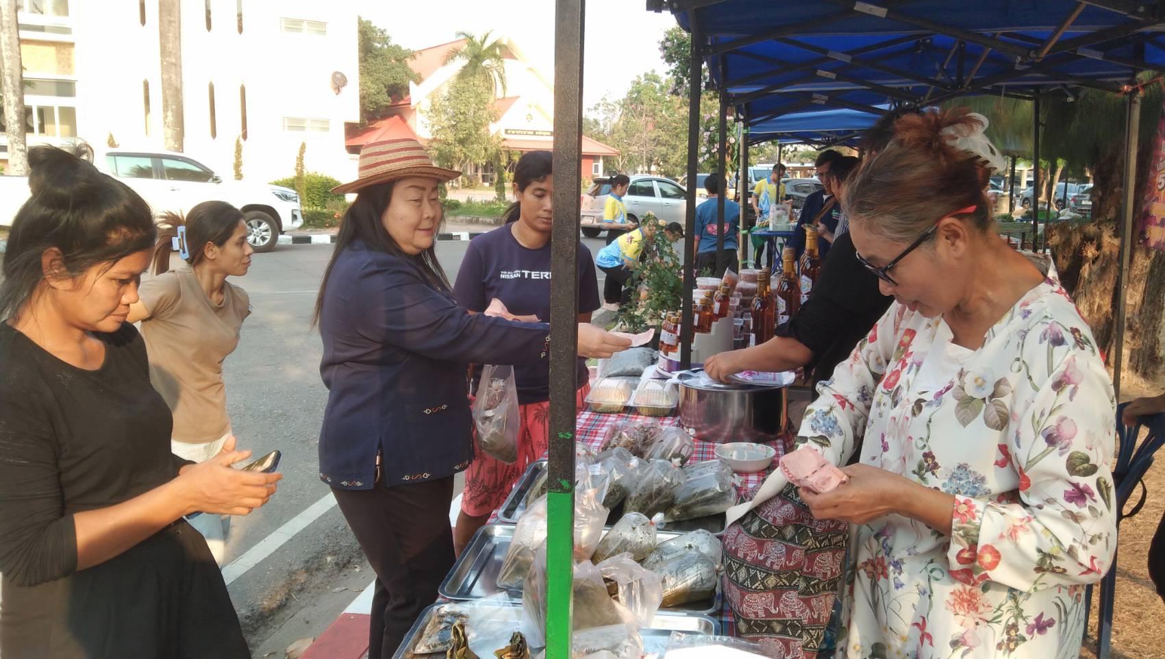 นครพนม   จัดแสดงและจำหน่ายผลผลิต โคก หนอง นา “ตลาดนัดโคก หนอง นา และอาหารปลอดภัย” สู่ความยั่งยืน