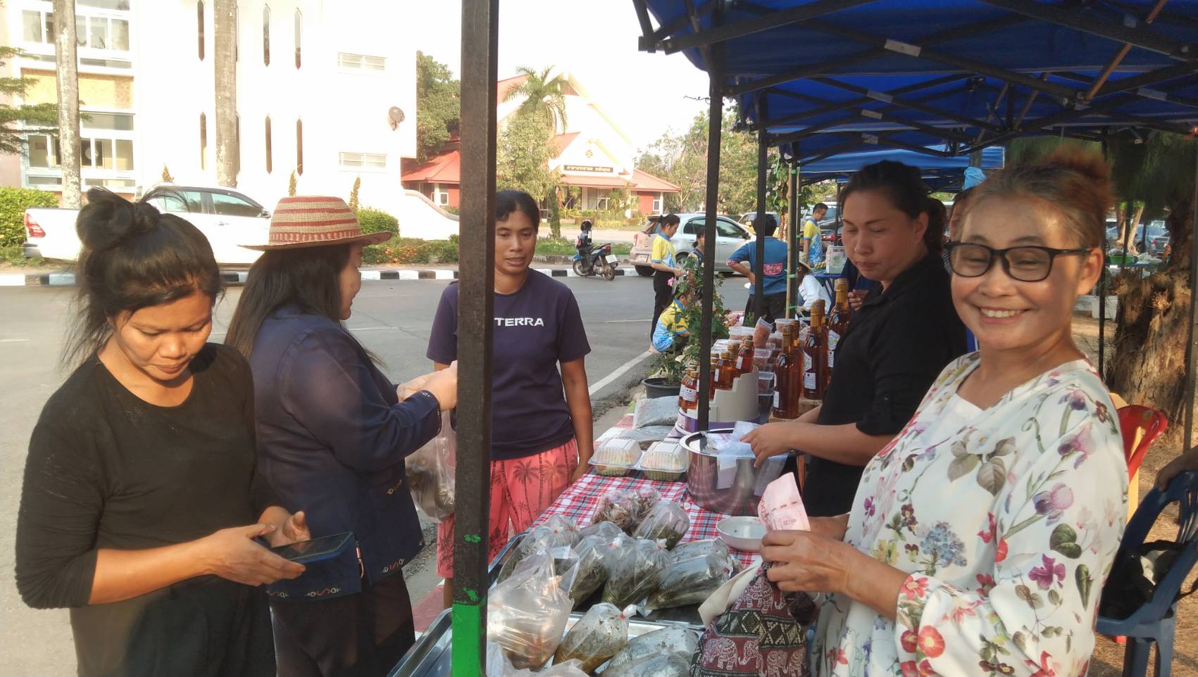 นครพนม   จัดแสดงและจำหน่ายผลผลิต โคก หนอง นา “ตลาดนัดโคก หนอง นา และอาหารปลอดภัย” สู่ความยั่งยืน